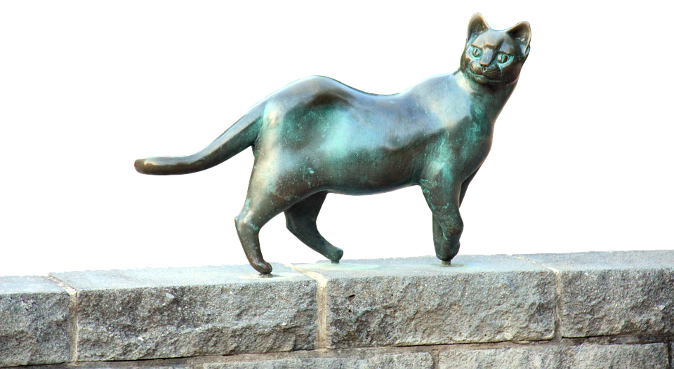Escultura de gato de bronce en repisa de piedra Fondos de pantalla
