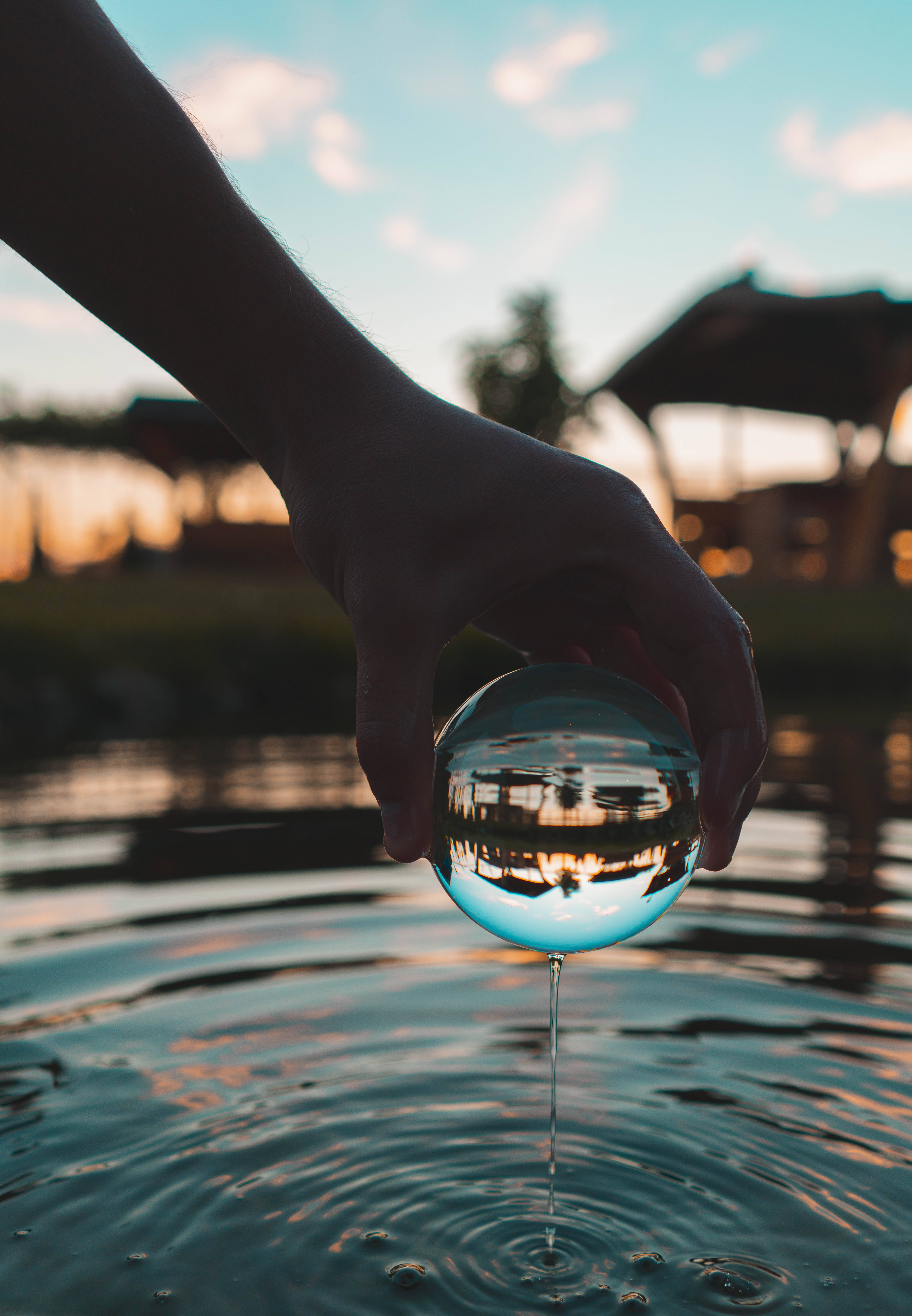Esfera de cristal sobre agua Fondos de pantalla