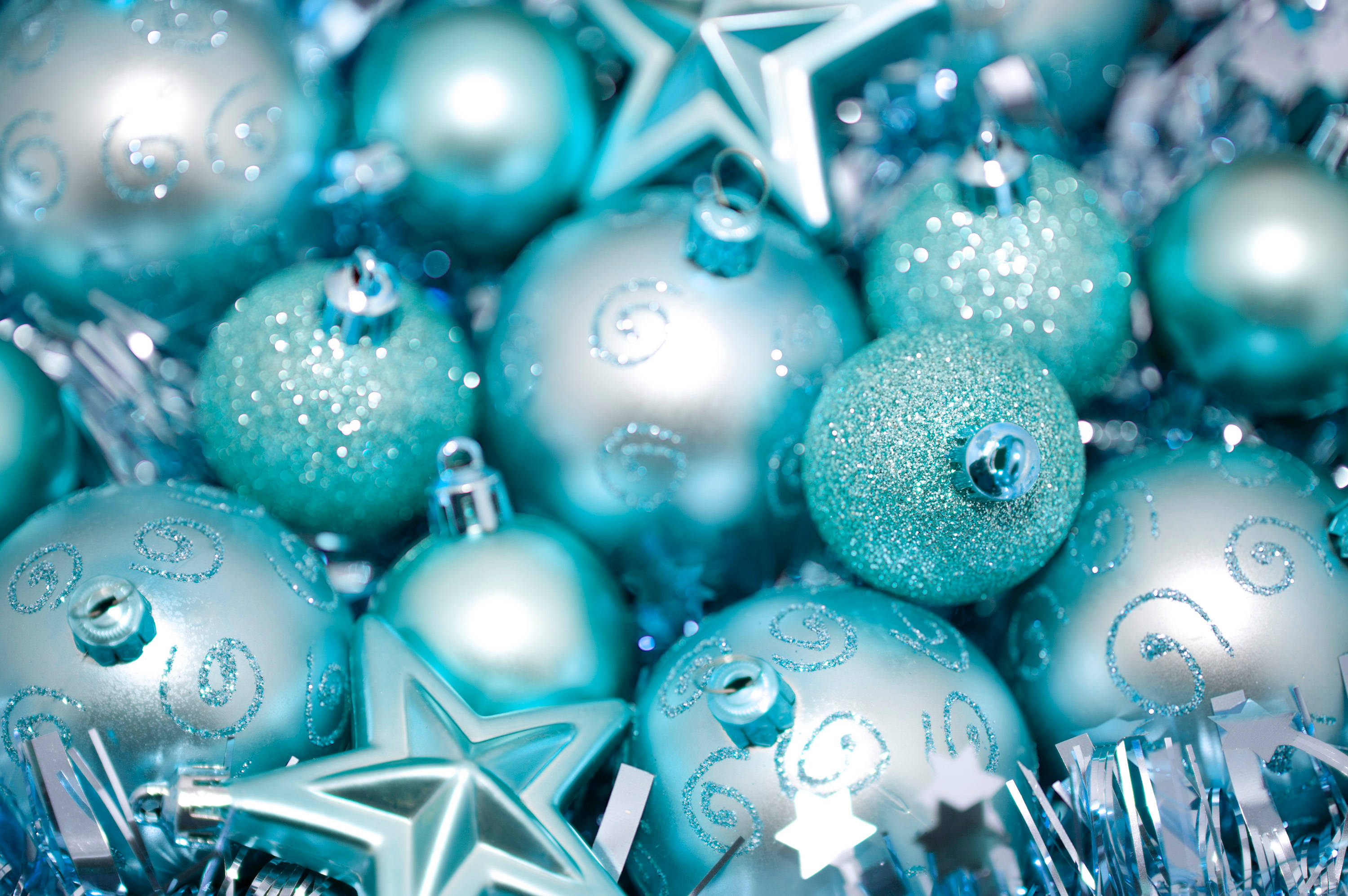 Esferas navideñas color cian adornando las festividades Fondos de pantalla