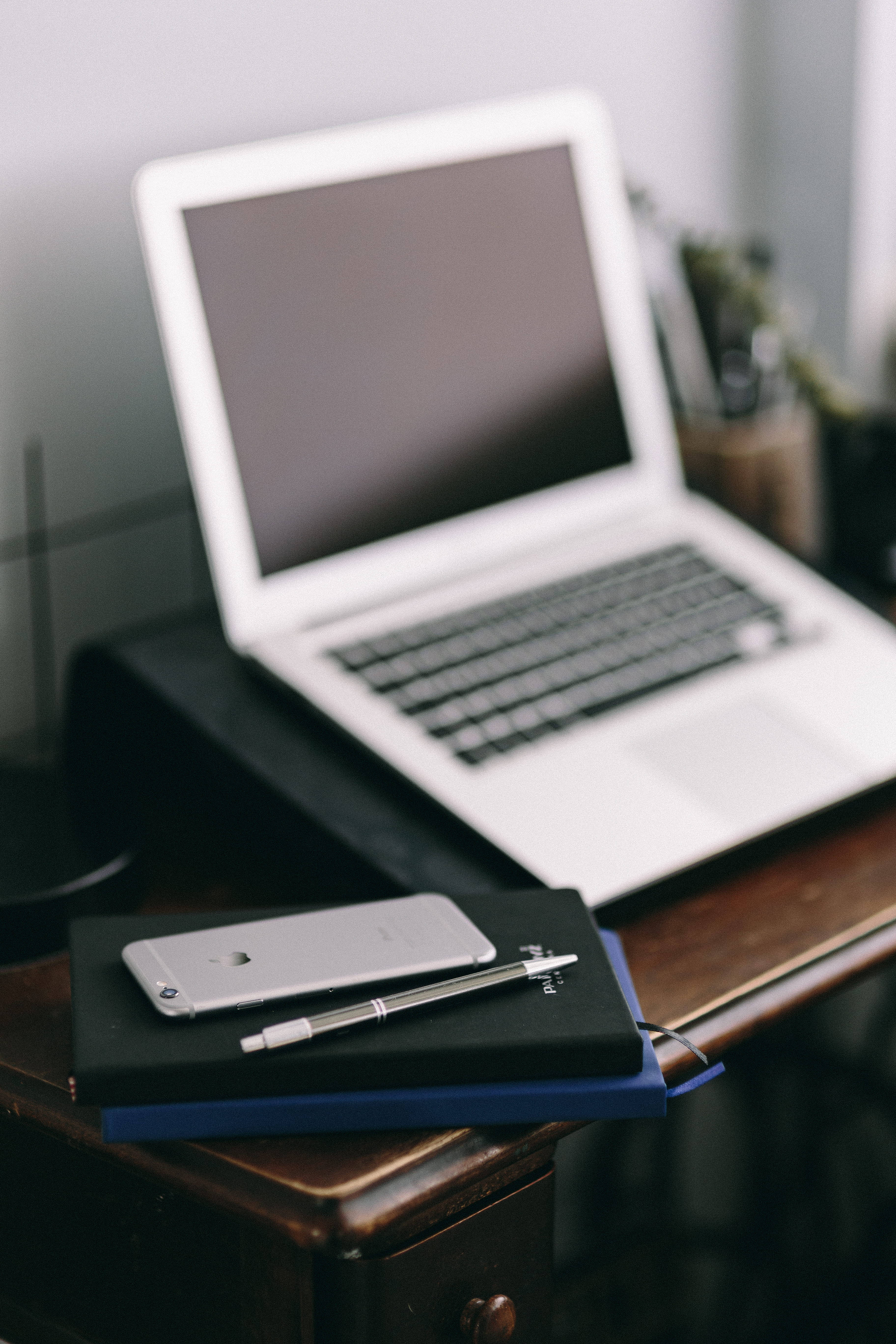Espacio de trabajo con iPhone y revistas Fondos de pantalla
