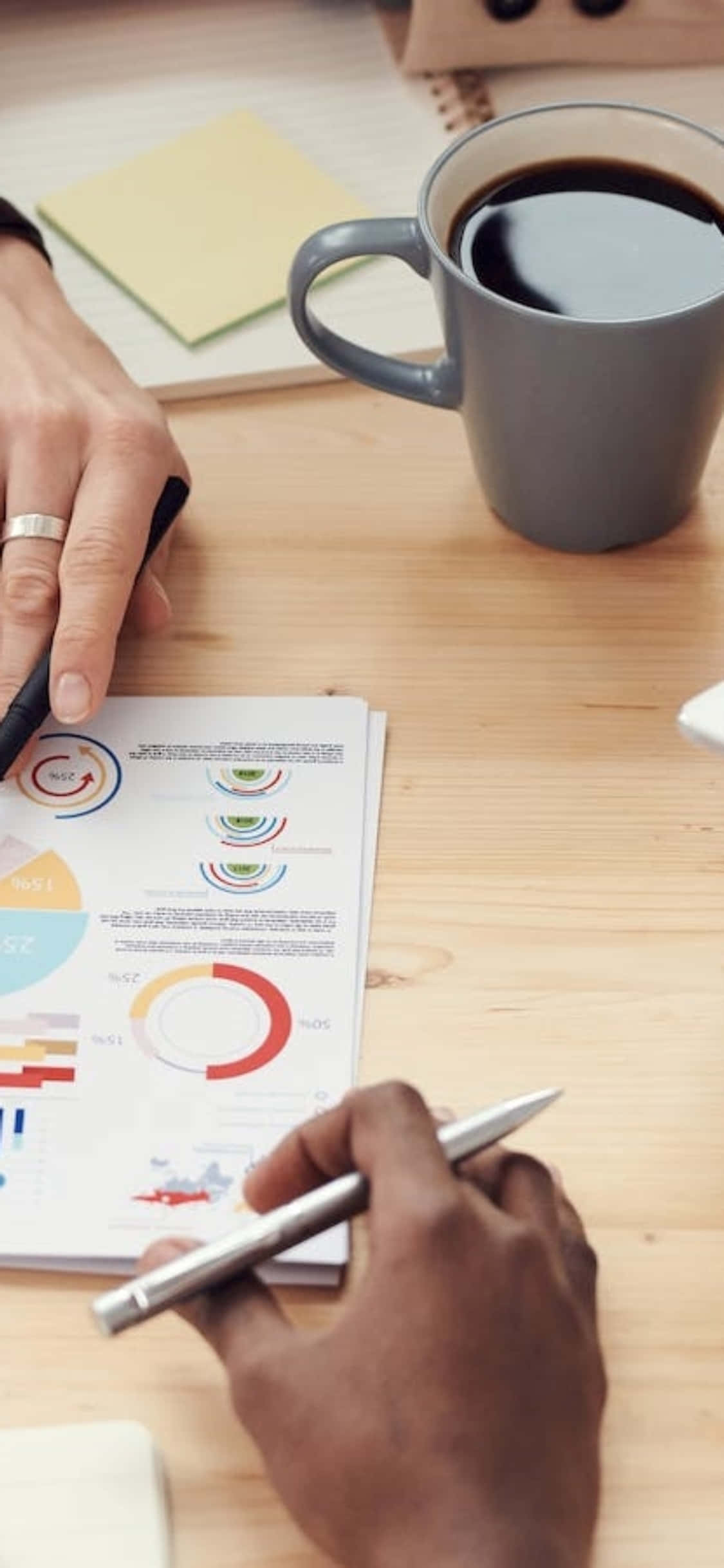 Espacio de trabajo creativo con iPhone X Fondos de pantalla