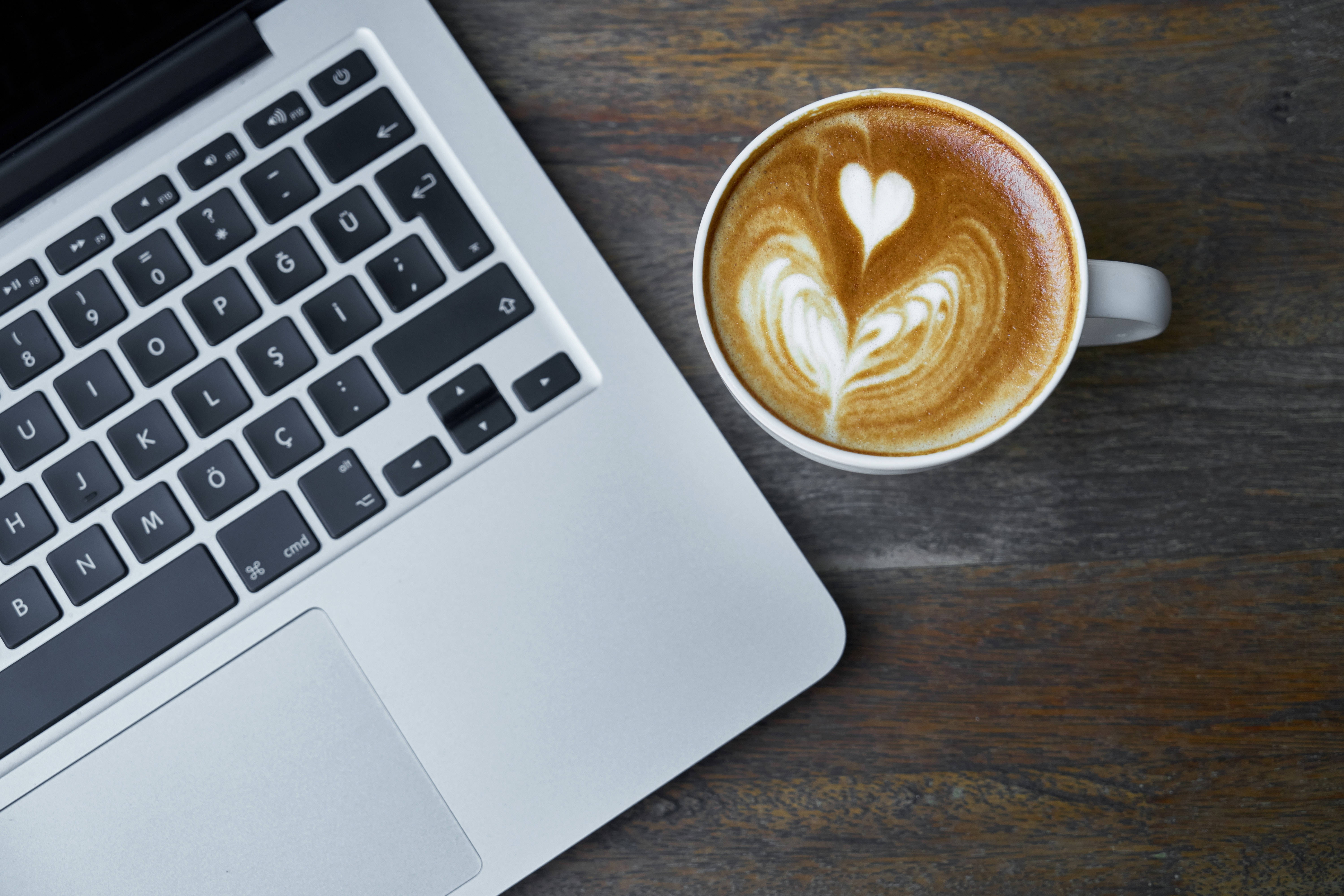 Espacio de trabajo Mac minimalista con un toque de naturaleza Fondos de pantalla