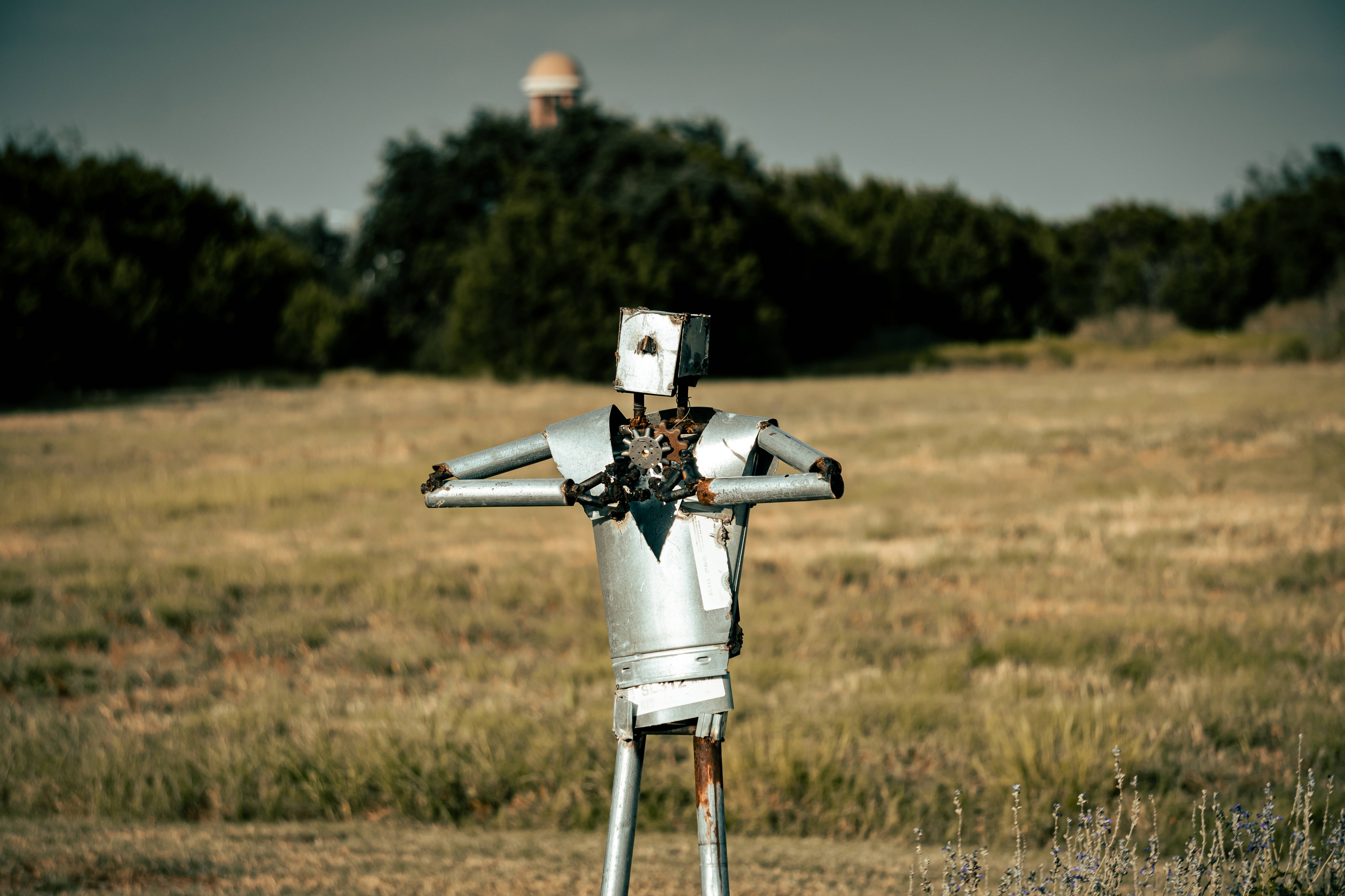 Espantapájaros rústico de Iron Man en el campo Fondos de pantalla