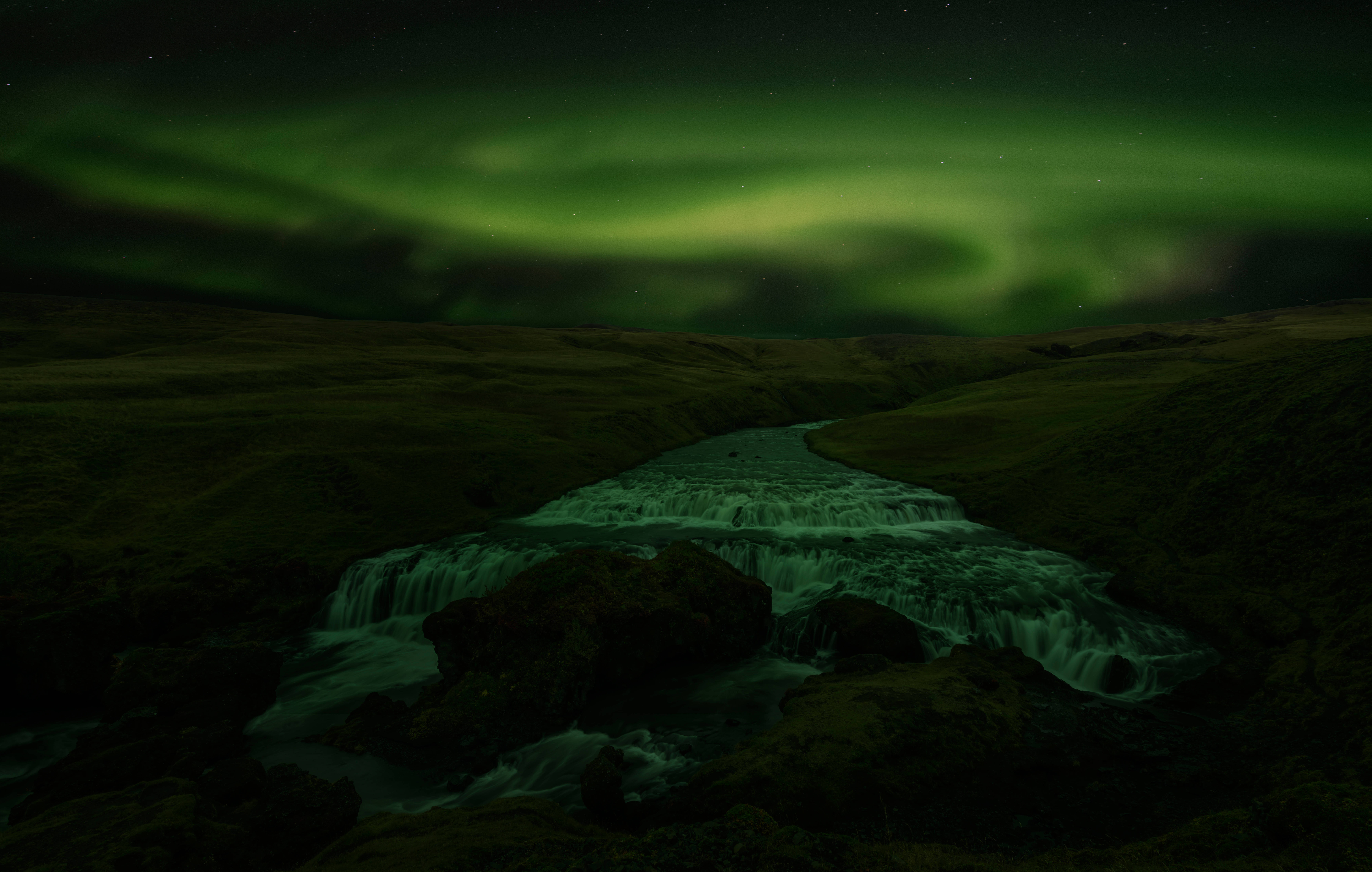 Espectacular Aurora Boreal Verde Oscura 4K Fondos de pantalla
