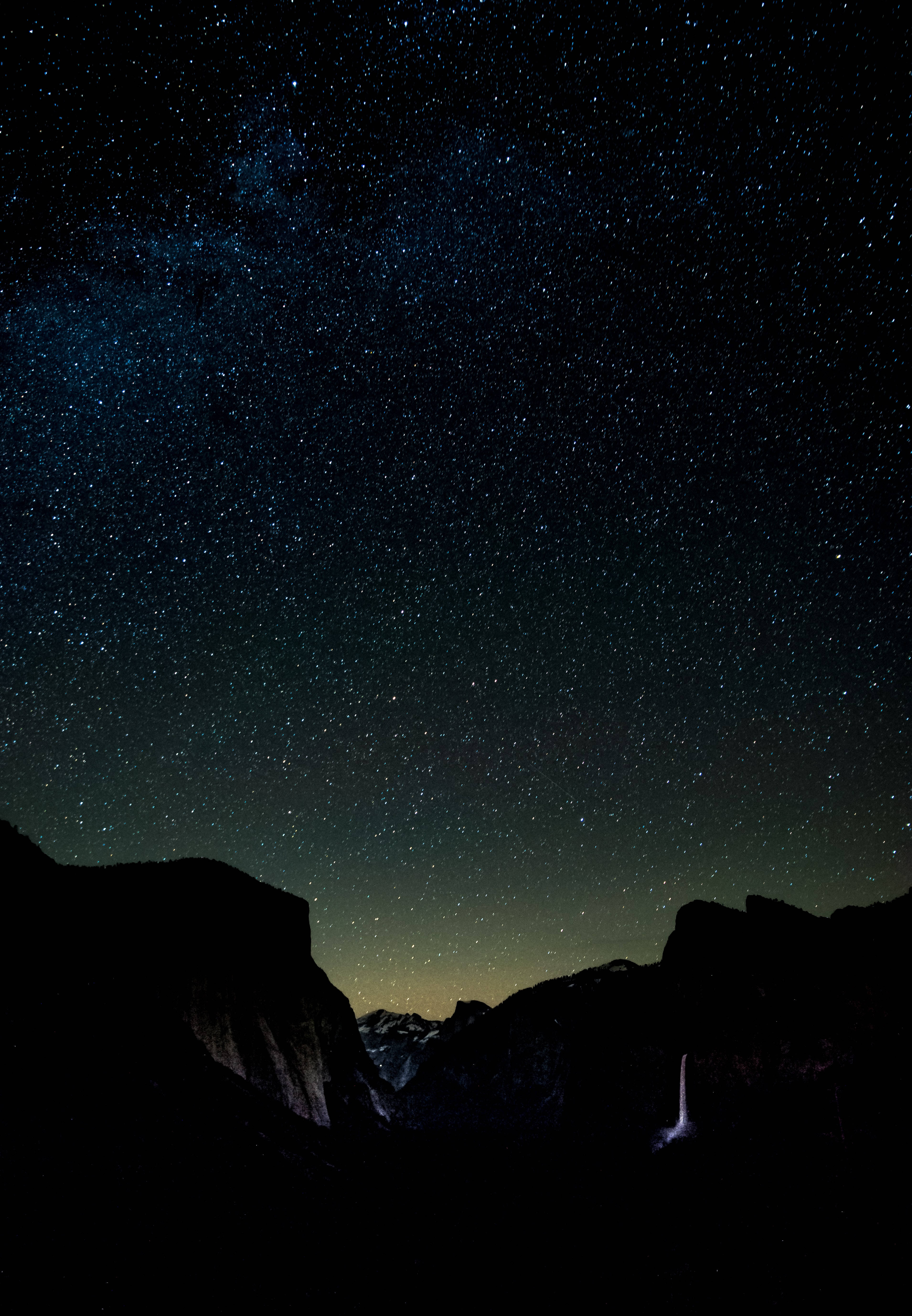 Espectacular Vista del Cielo Nocturno desde un iPhone Negro Fondos de pantalla