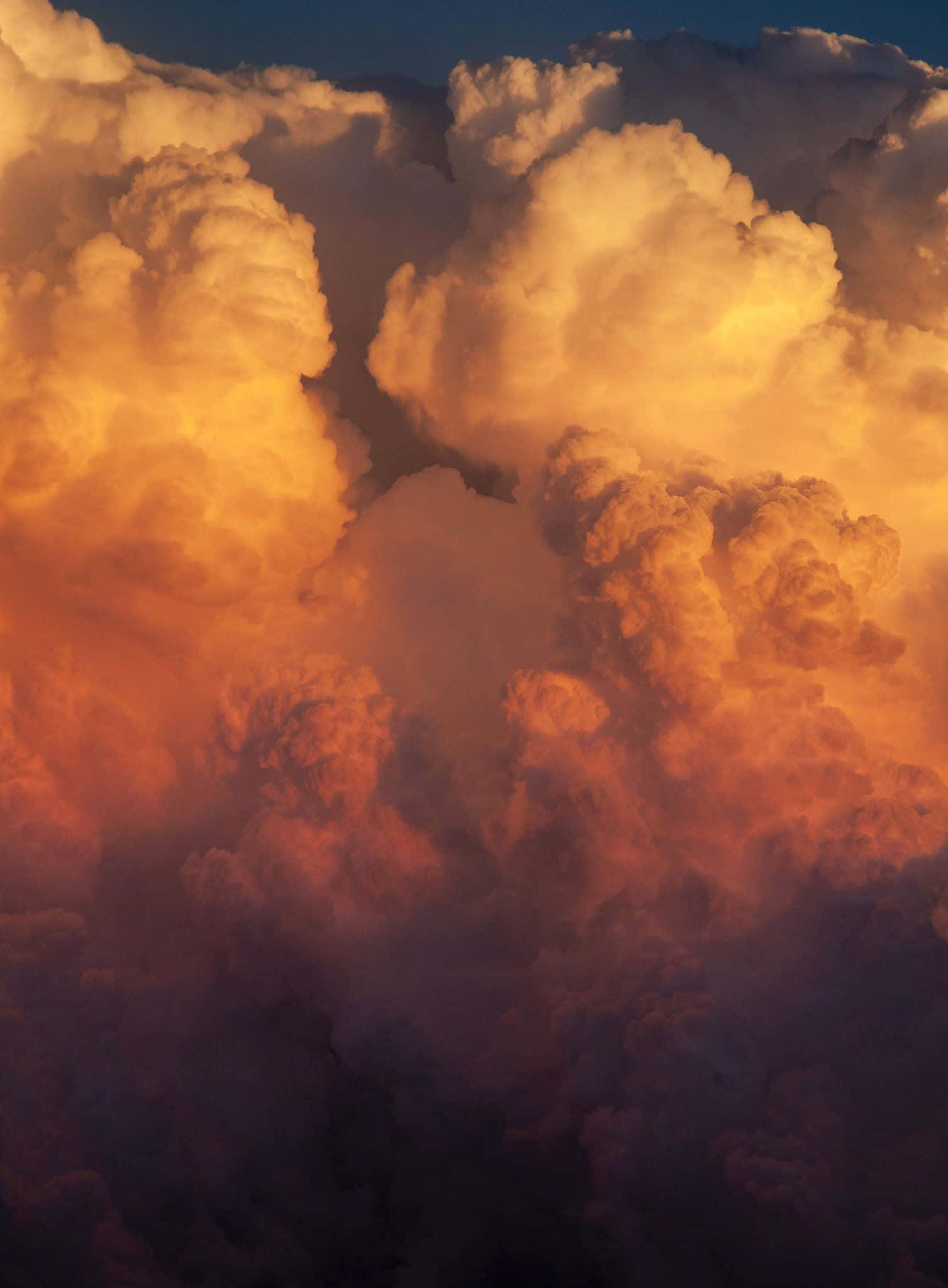 Estas Nubes Estéticas Reflejan la Serena Belleza de un Día de Suerte Fondos de pantalla