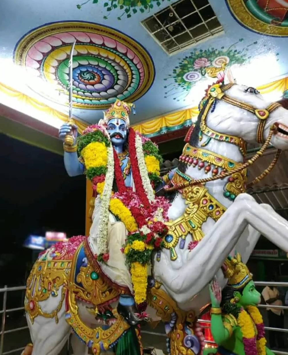 Estatua de Karuppasamy con Caballo