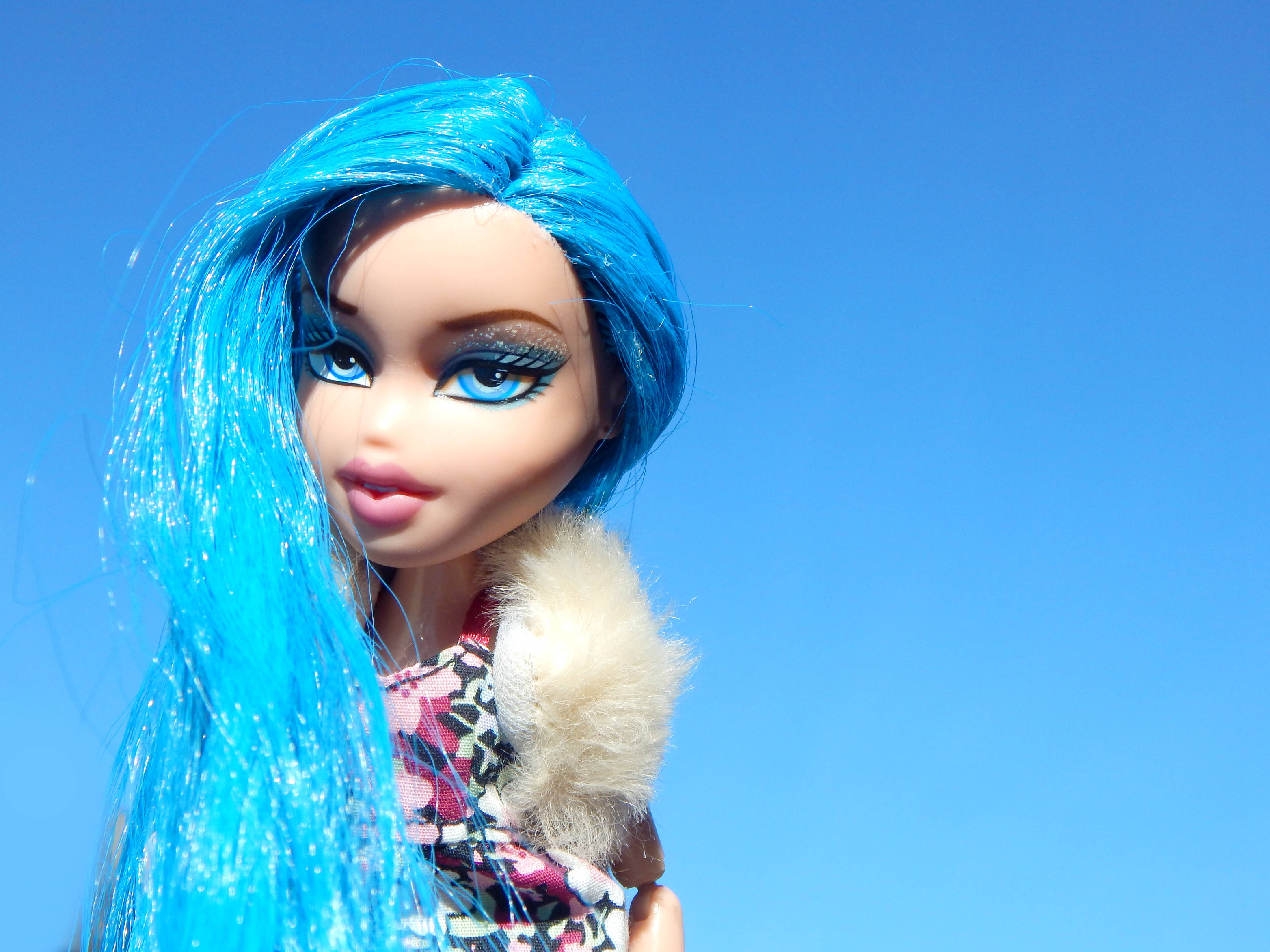 Estética Bratz con vestido floral azul Fondos de pantalla