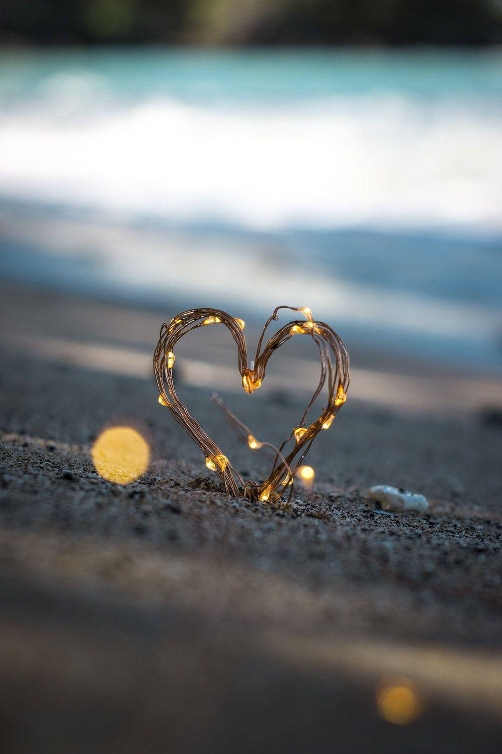 Estética de Corazón con Alambres de Cobre y Luz Fondos de pantalla