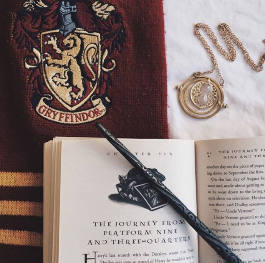 Estética de libro abierto y túnica de Gryffindor de HP Fondos de pantalla