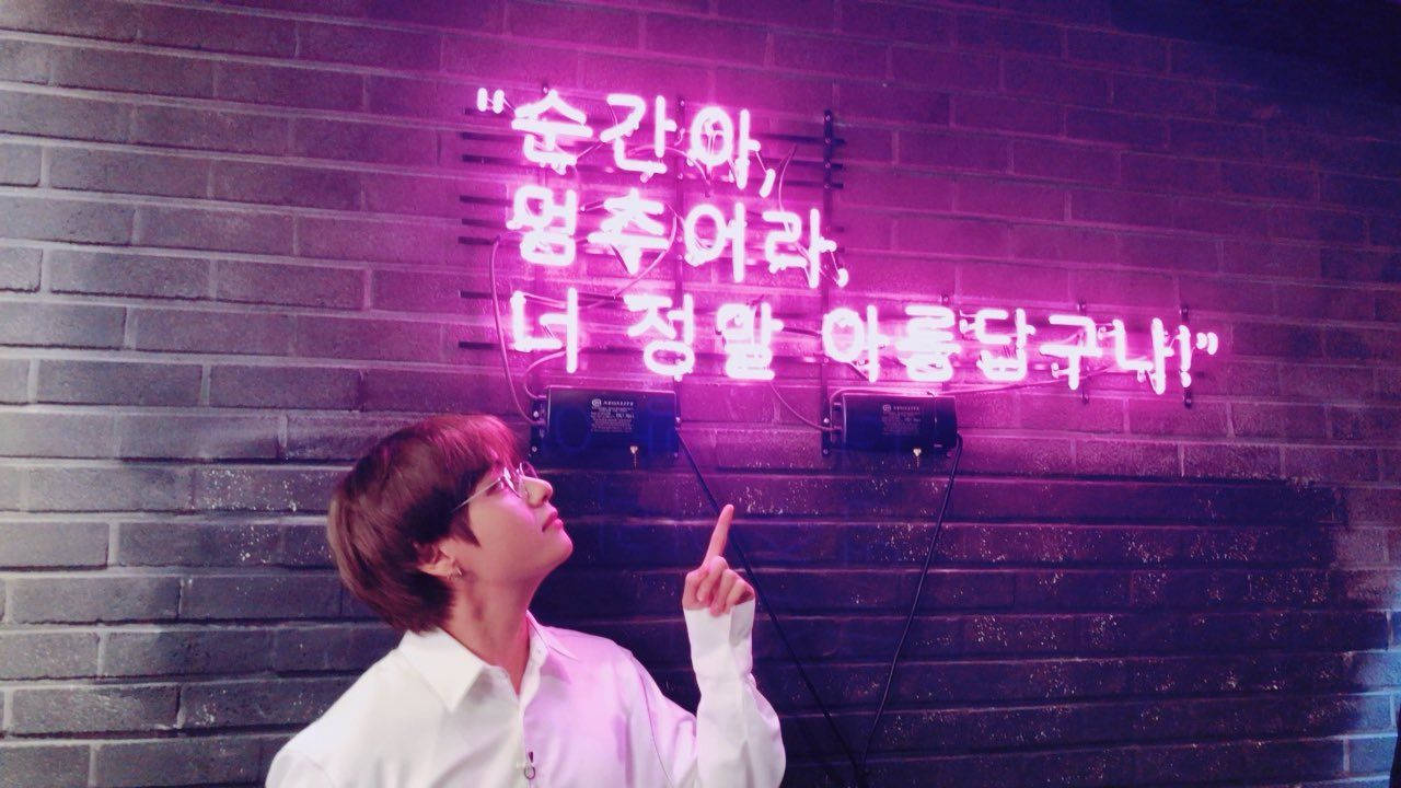 Estética de luces neón de V de BTS Fondos de pantalla