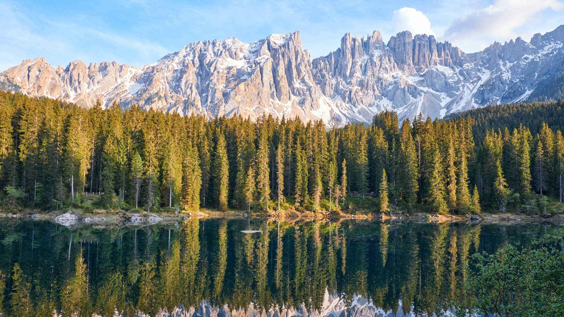 Estética de montaña nevada a principios de invierno Fondos de pantalla