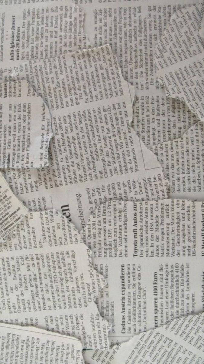 Estética de periódico con piezas rasgadas en retrato Fondos de pantalla