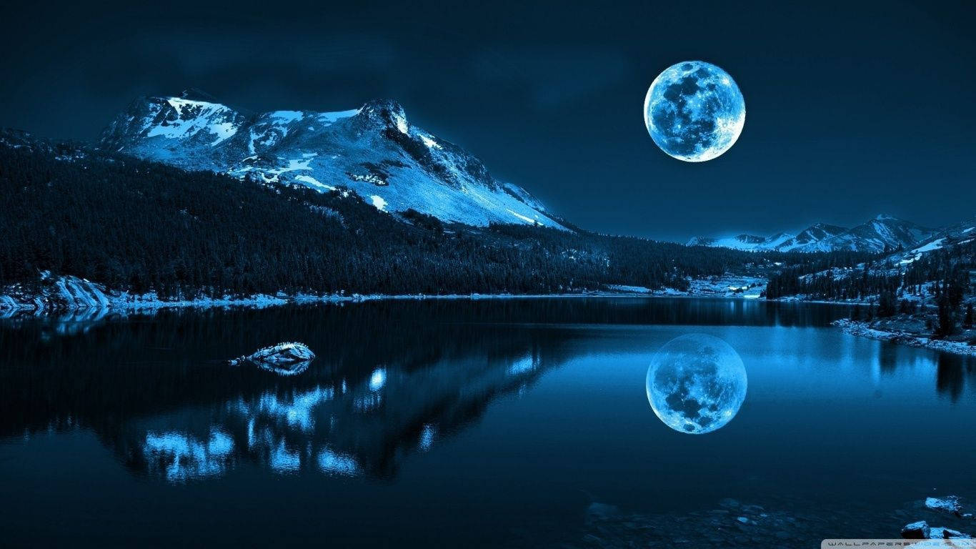 Estética Serena de un Lago Azul con Luna Llena Fondos de pantalla