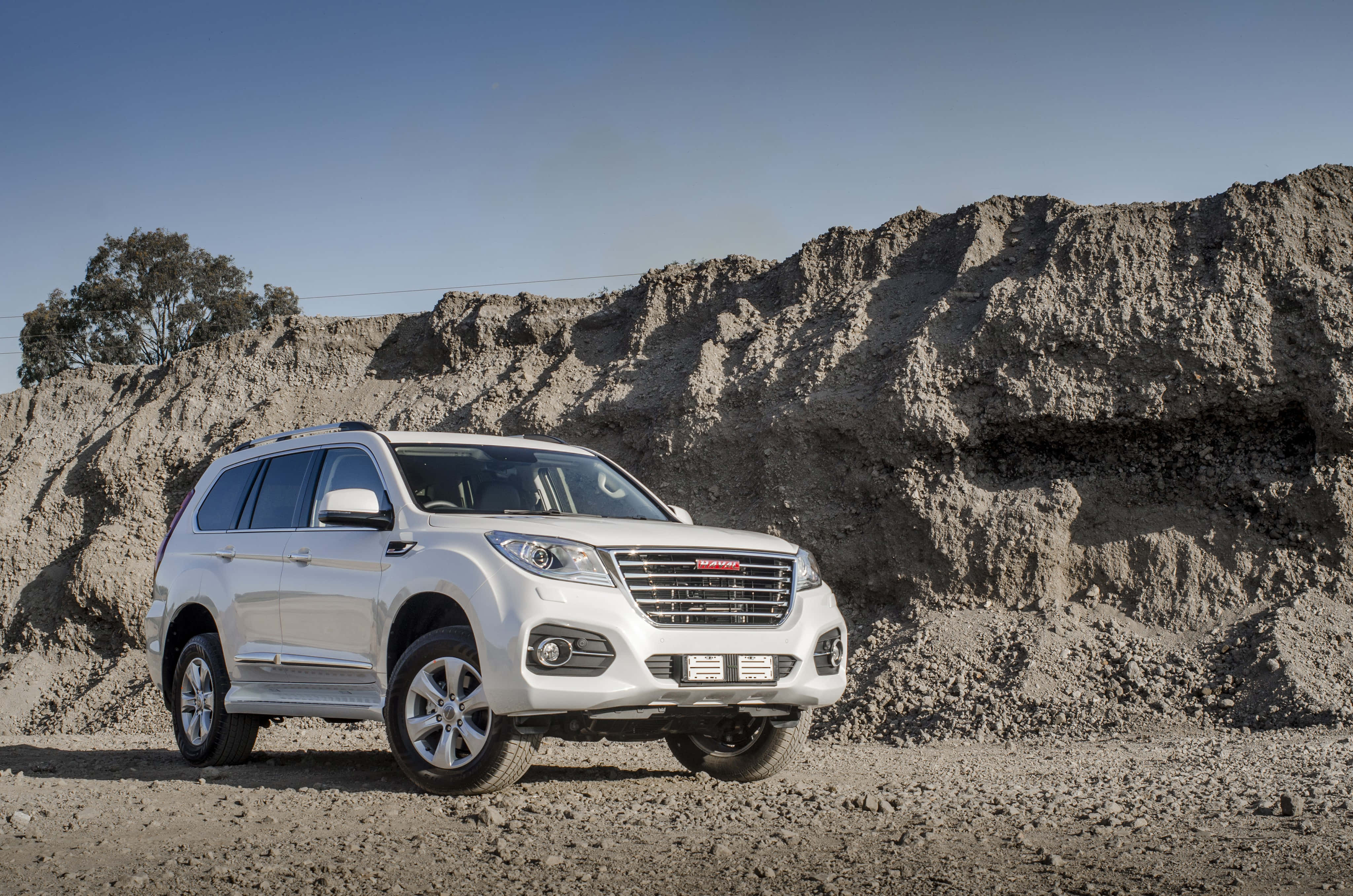 Estilosa SUV Haval Estacionada al Aire Libre Fondos de pantalla