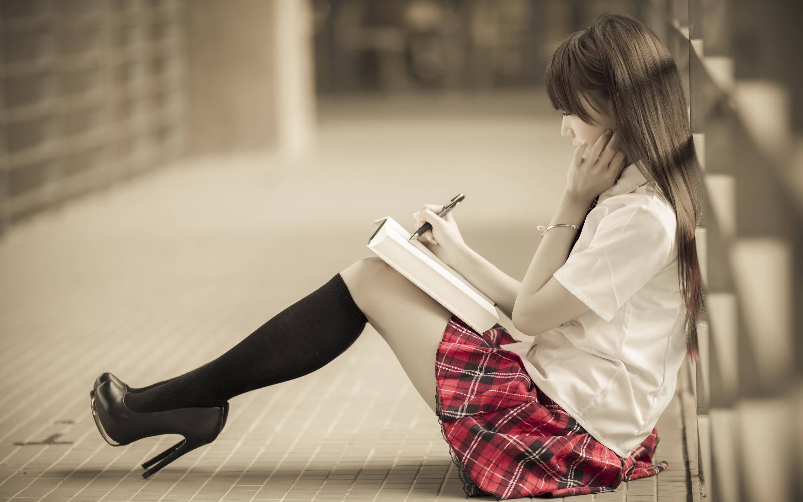 Estudiante Femenina Estudiando 2560x1600 Fondos de pantalla