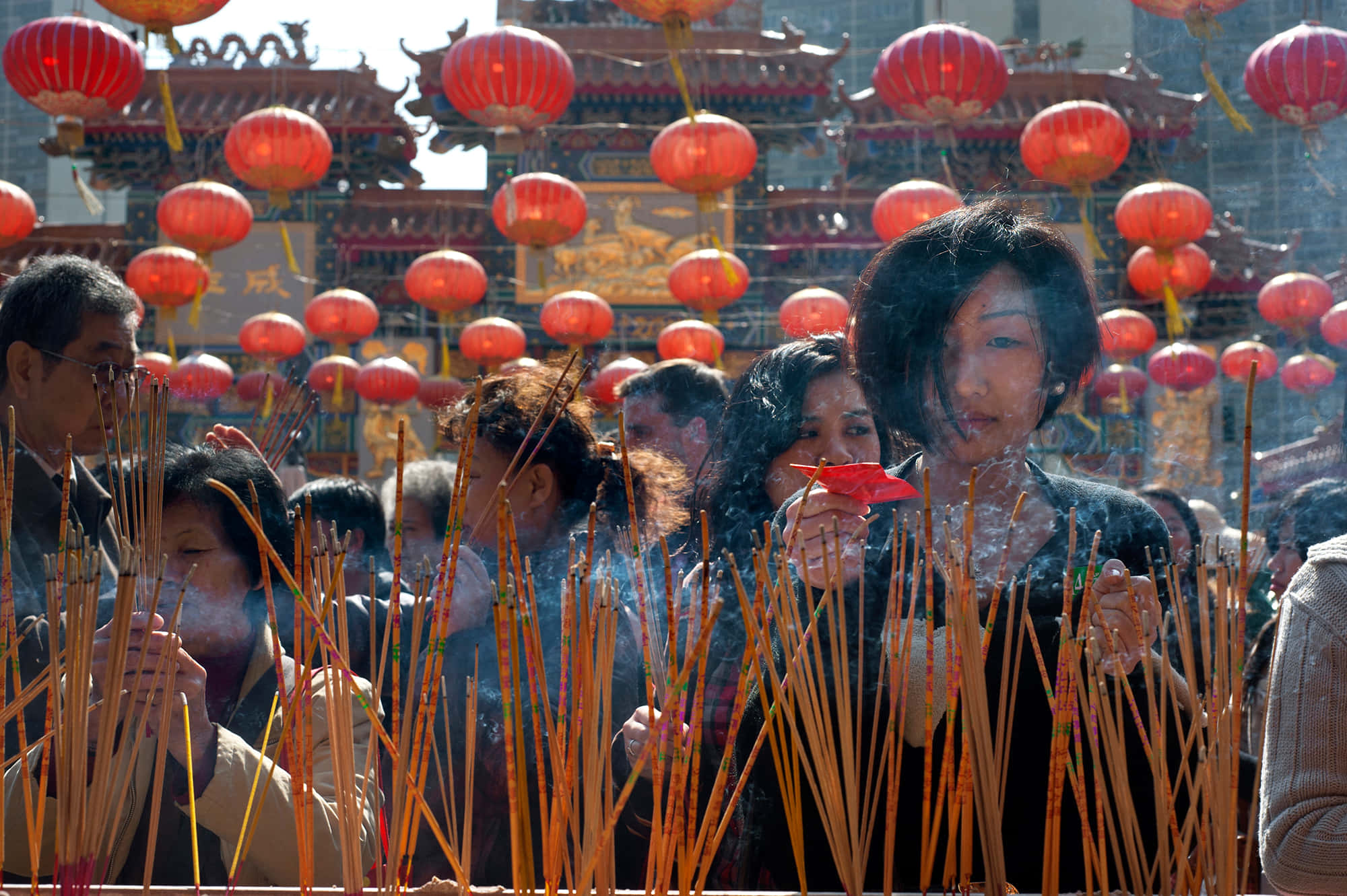 Estudiantes estudiando en un aula tradicional china Fondos de pantalla