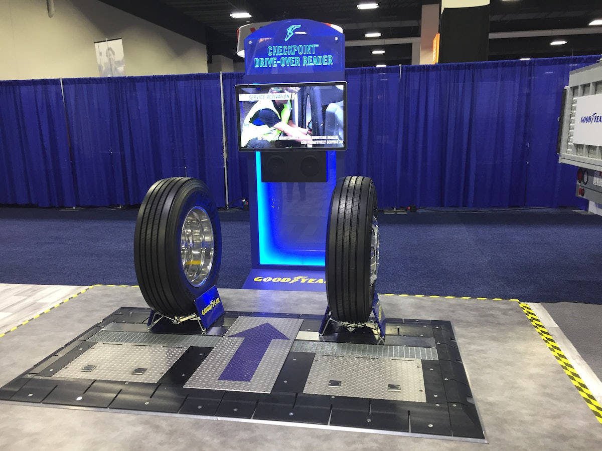 Exhibición de Llantas Goodyear en una Convención Fondos de pantalla