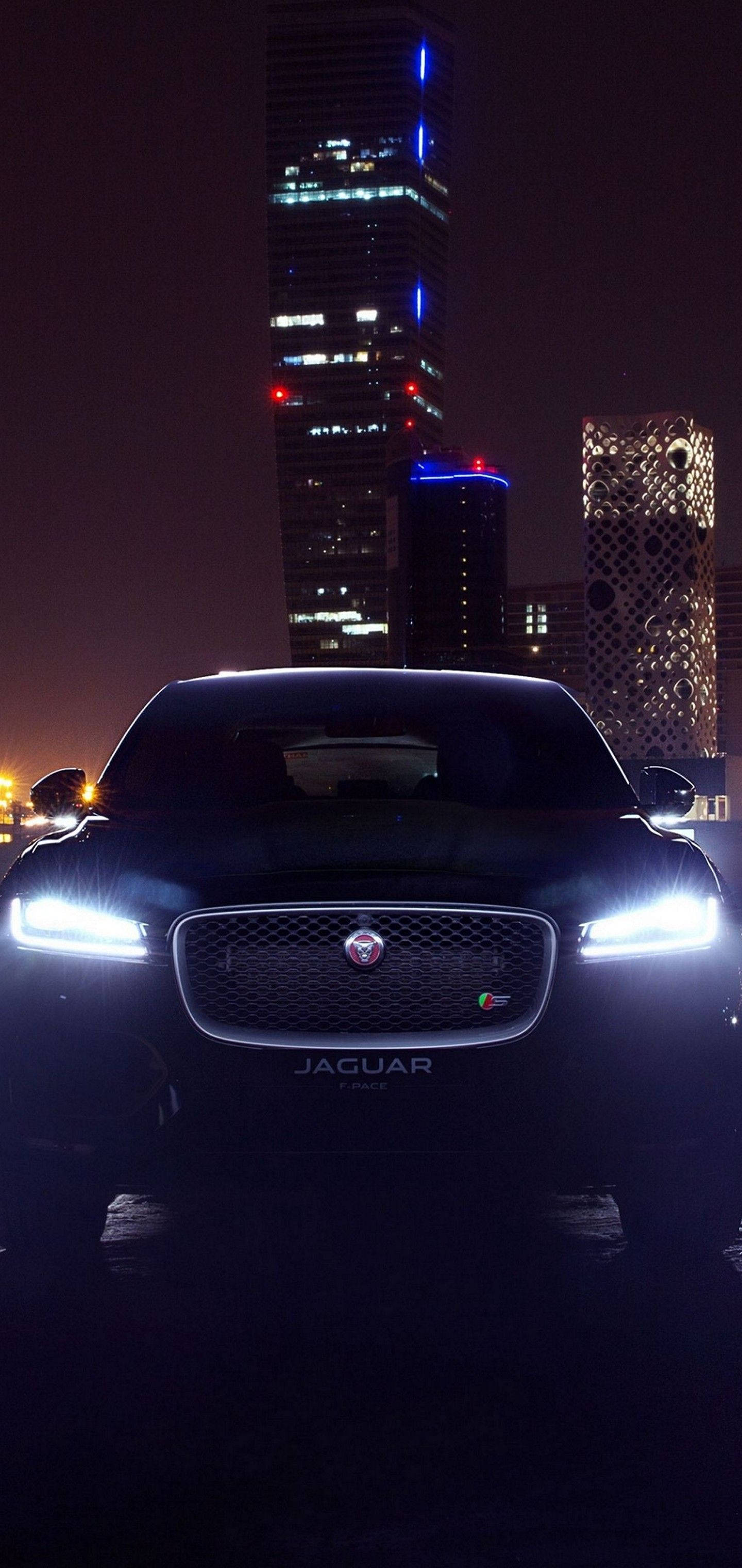 Experimenta el poder y la elegancia de un auto Jaguar por la noche Fondos de pantalla