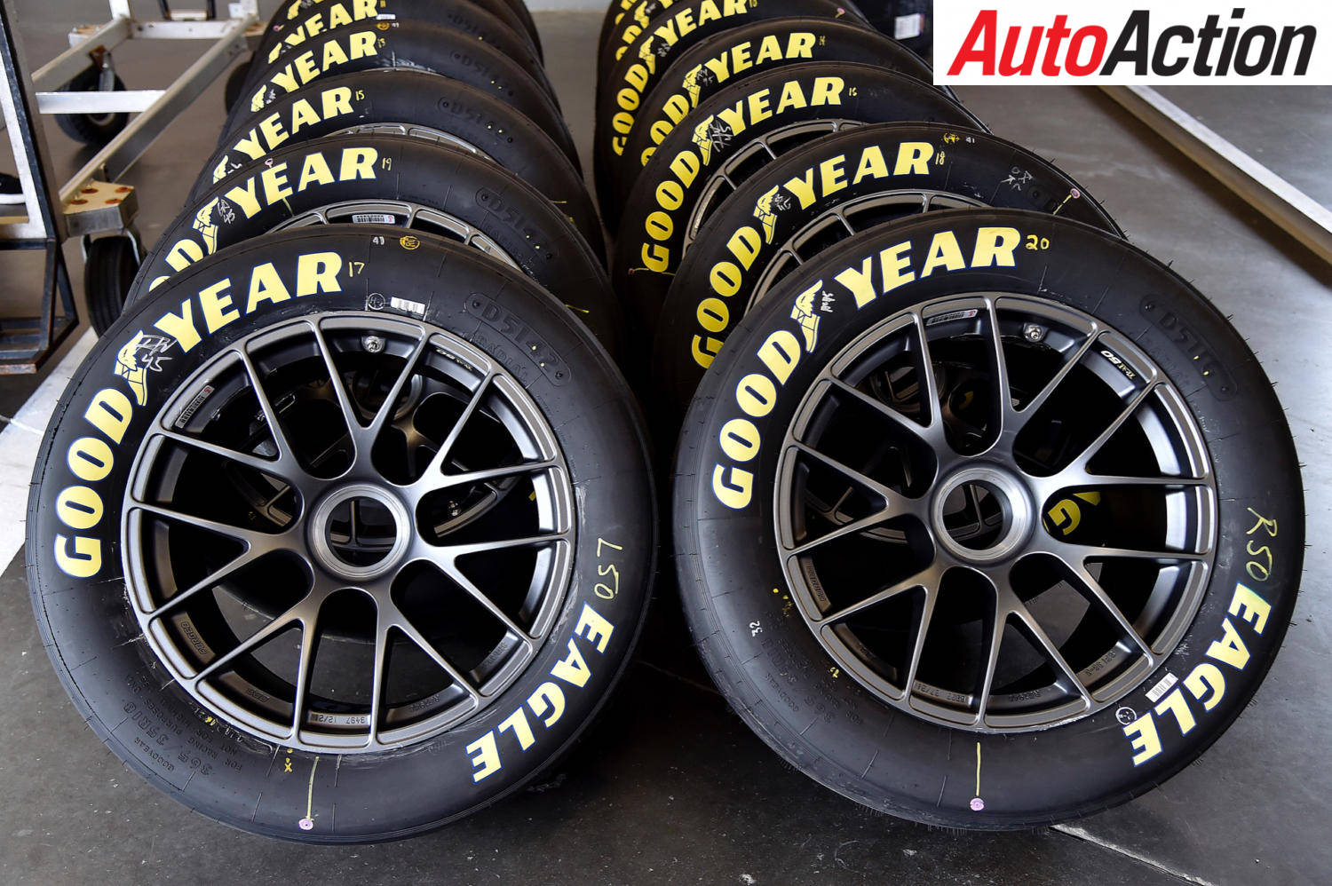 Experimenta la Competencia Definitiva con Neumáticos Goodyear Fondos de pantalla