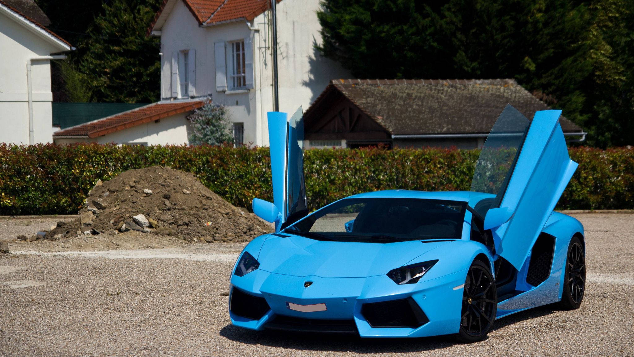 Experimenta la emoción máxima de conducir un Lamborghini Aventador azul cielo Fondos de pantalla