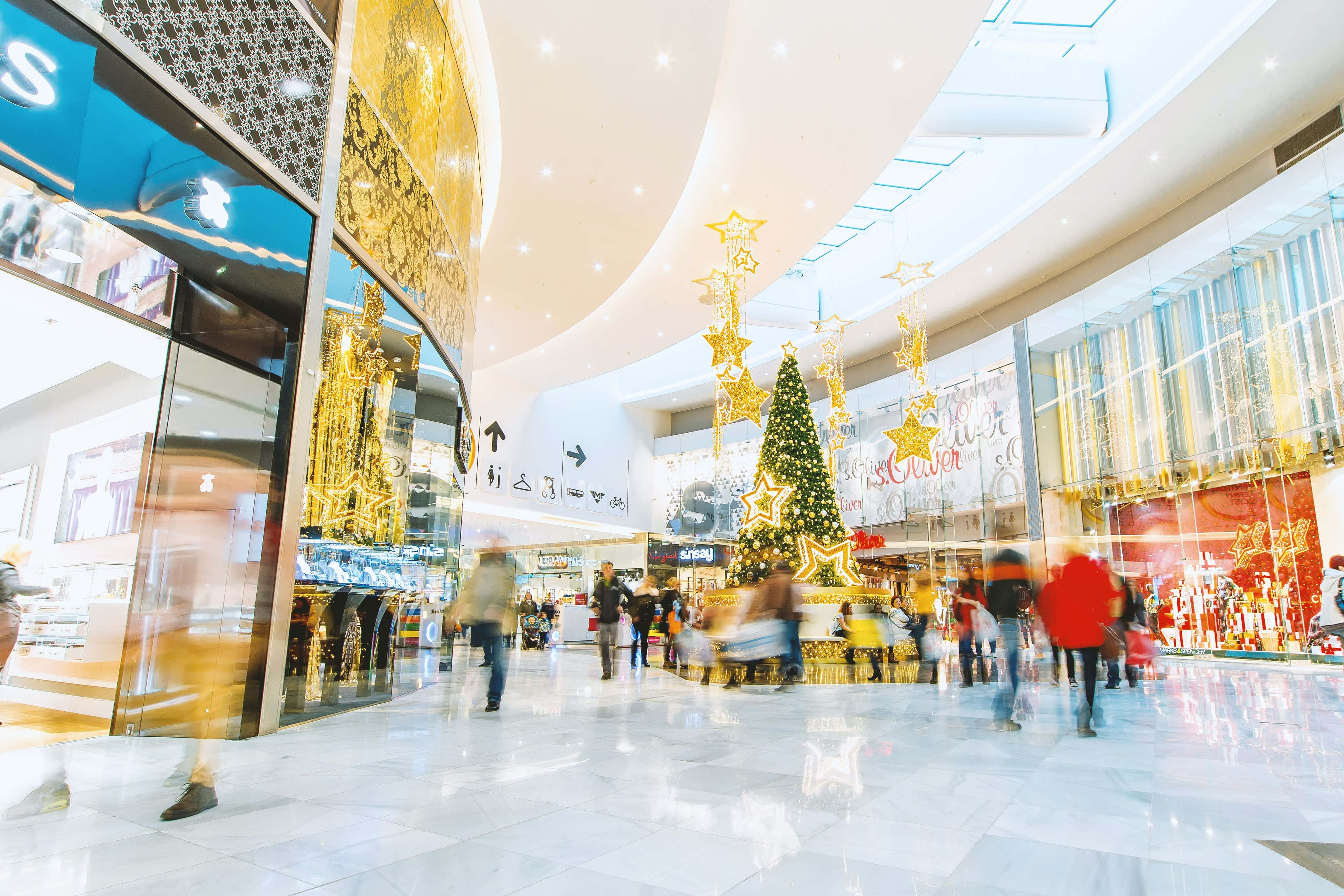 Explora la vibrante variedad de tiendas y restaurantes en un centro comercial urbano Fondos de pantalla