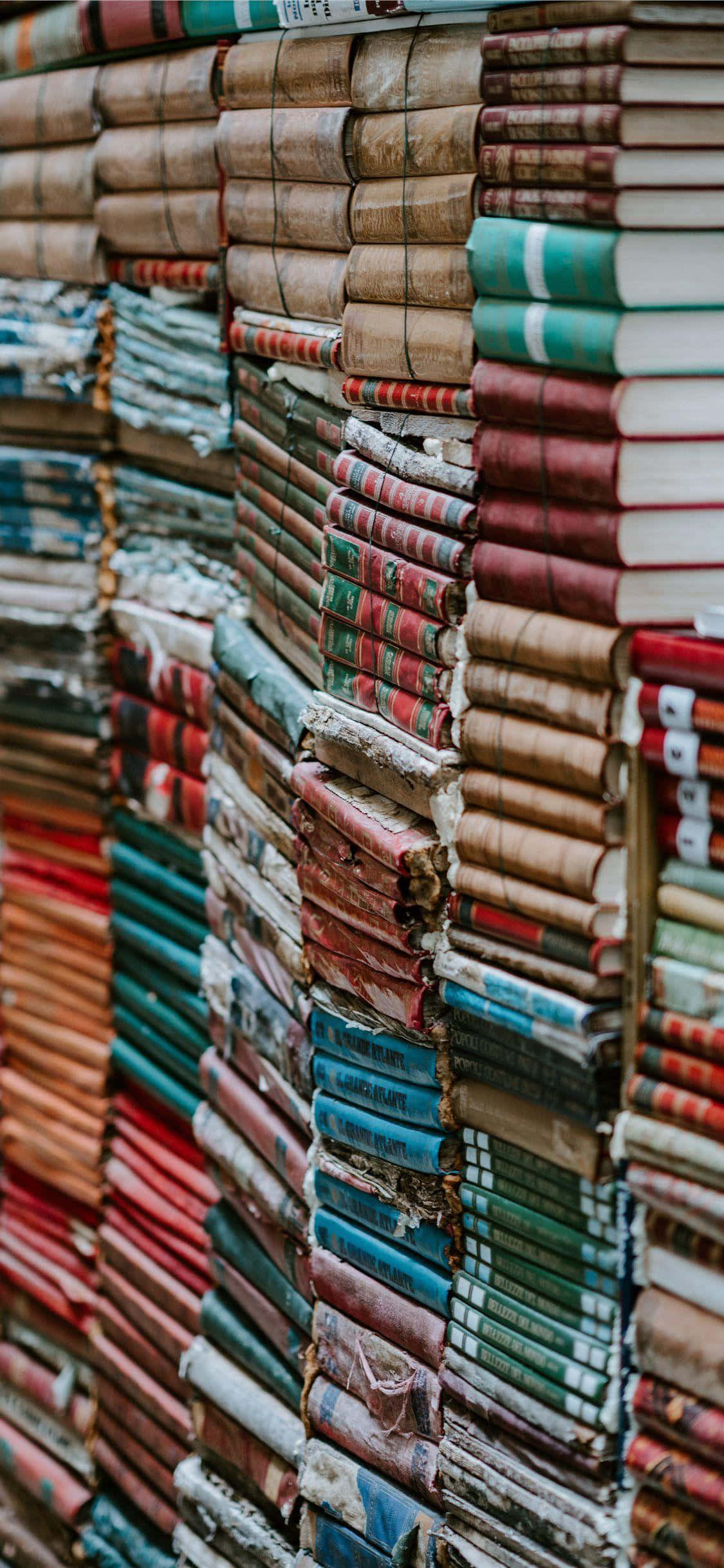Explora nuevas ideas con un iPhone de libros Fondos de pantalla