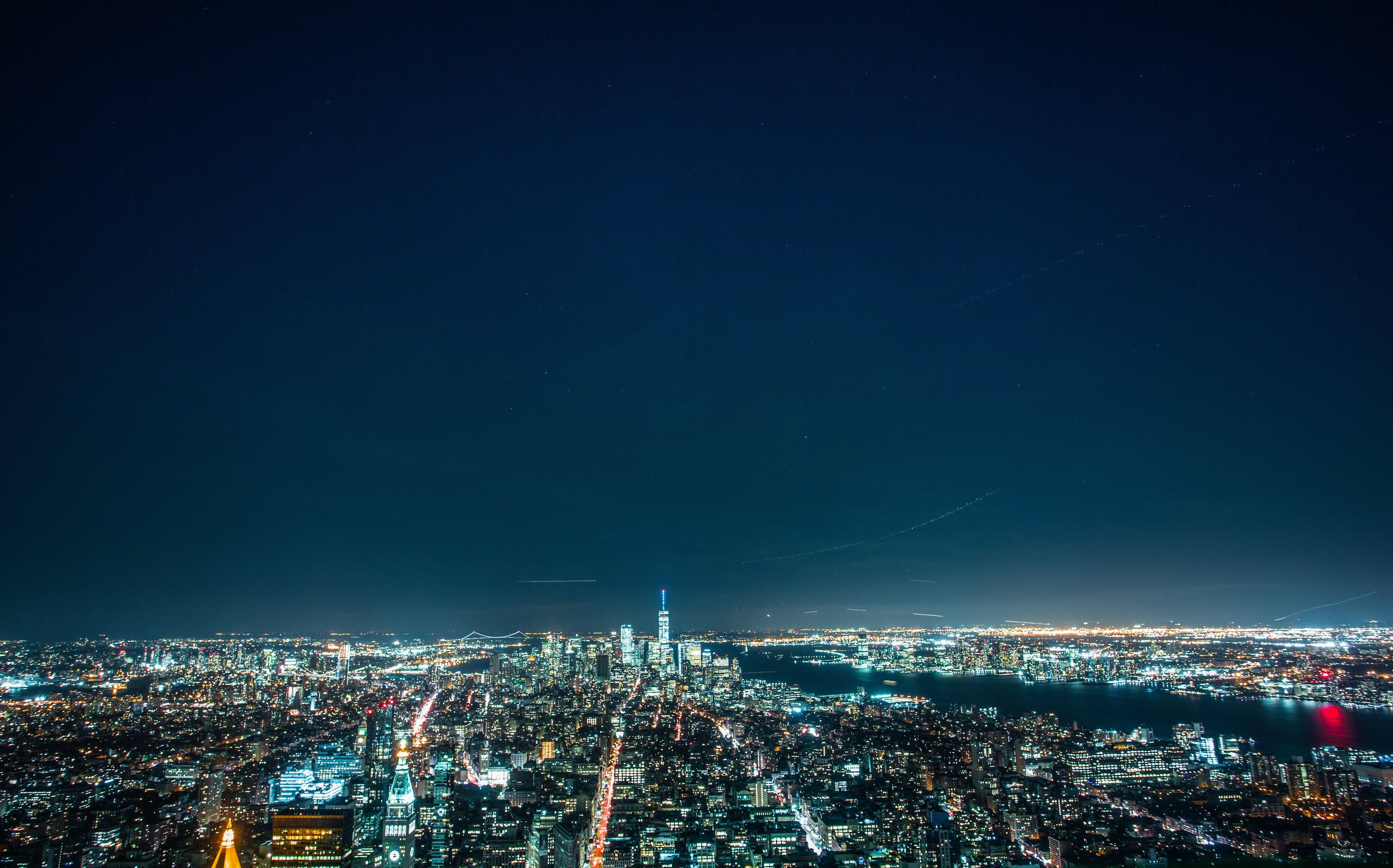 Explorando las brillantes luces de la ciudad de noche Fondos de pantalla