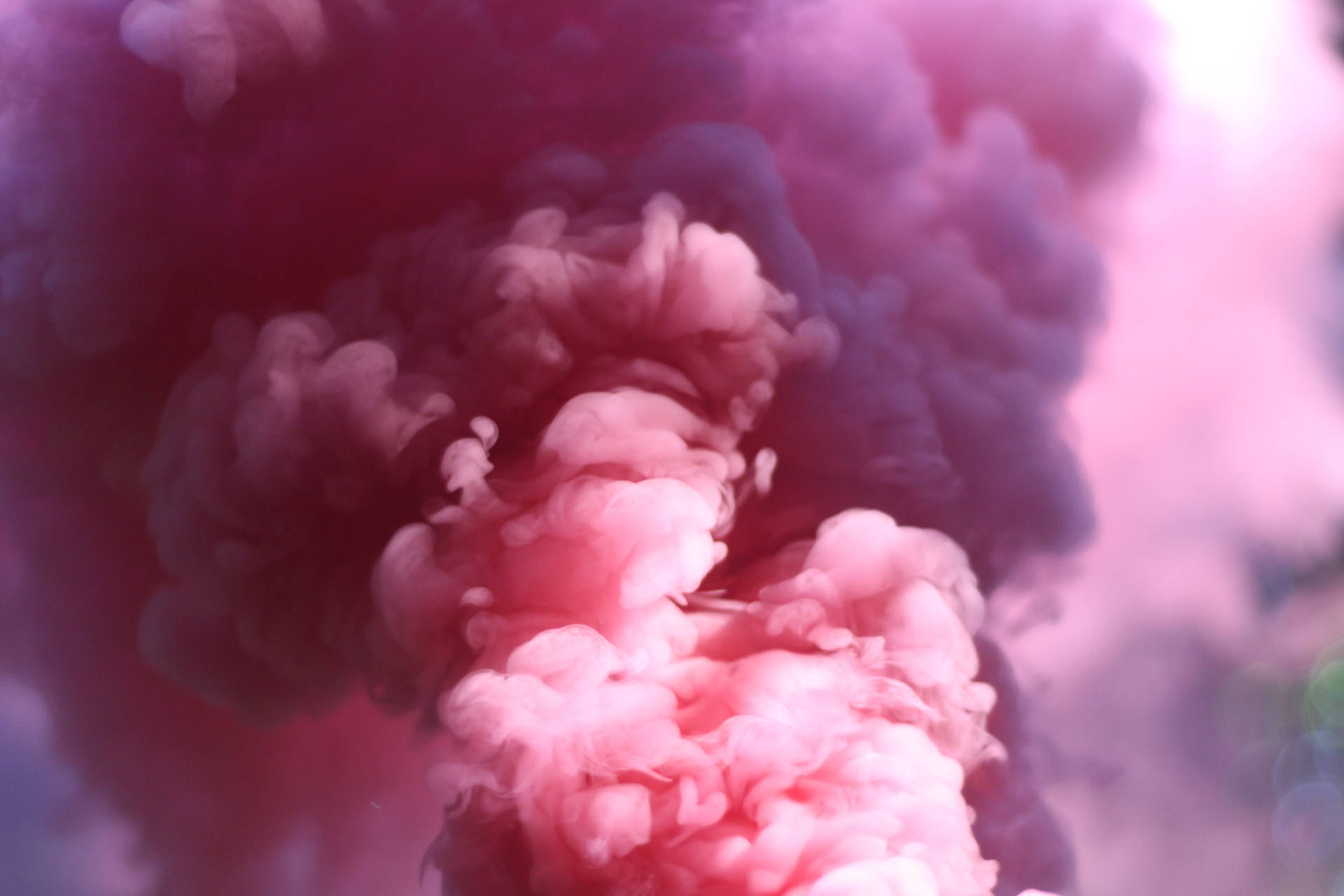 Fondo de pantalla de explosión de humo rosa denso que se expande rápidamente.