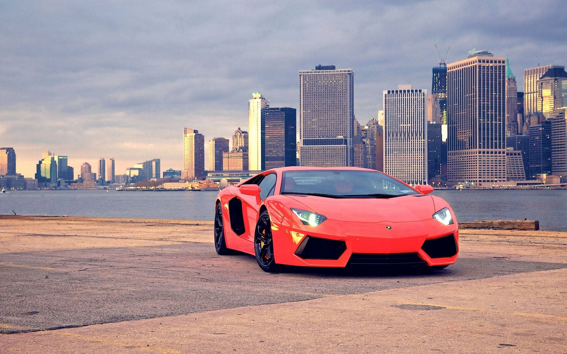 Fondo de pantalla de un Lamborghini Aventador rojo en Brooklyn Bridge Park.