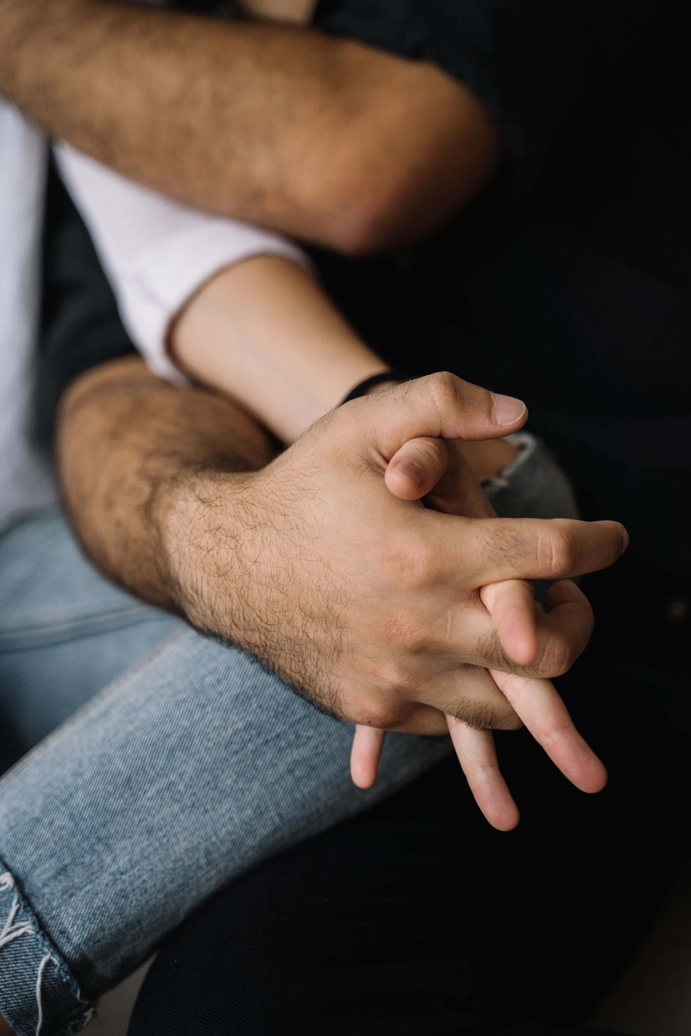 Expresando afecto a través de un abrazo amoroso Fondos de pantalla