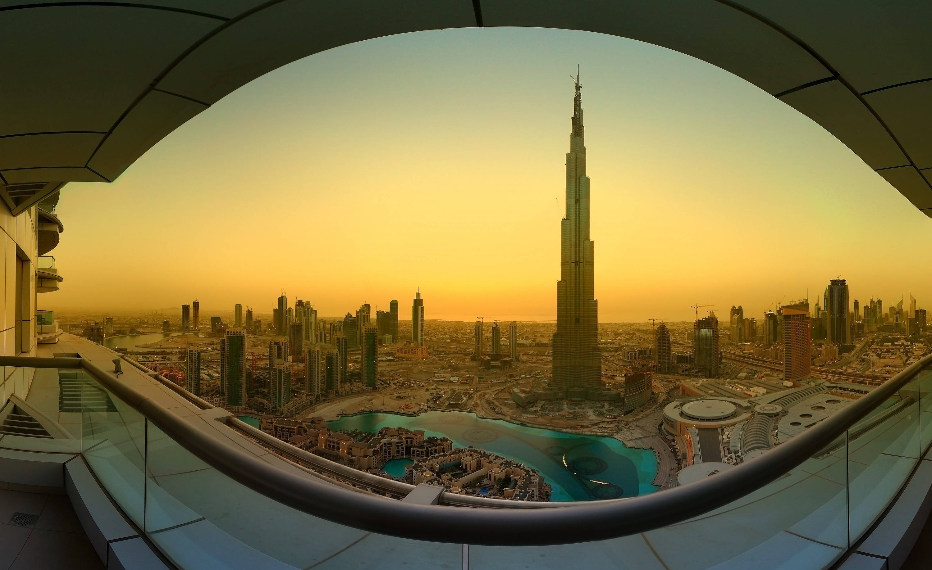 Exquisito Amanecer Reflejado en el Burj Khalifa Fondos de pantalla