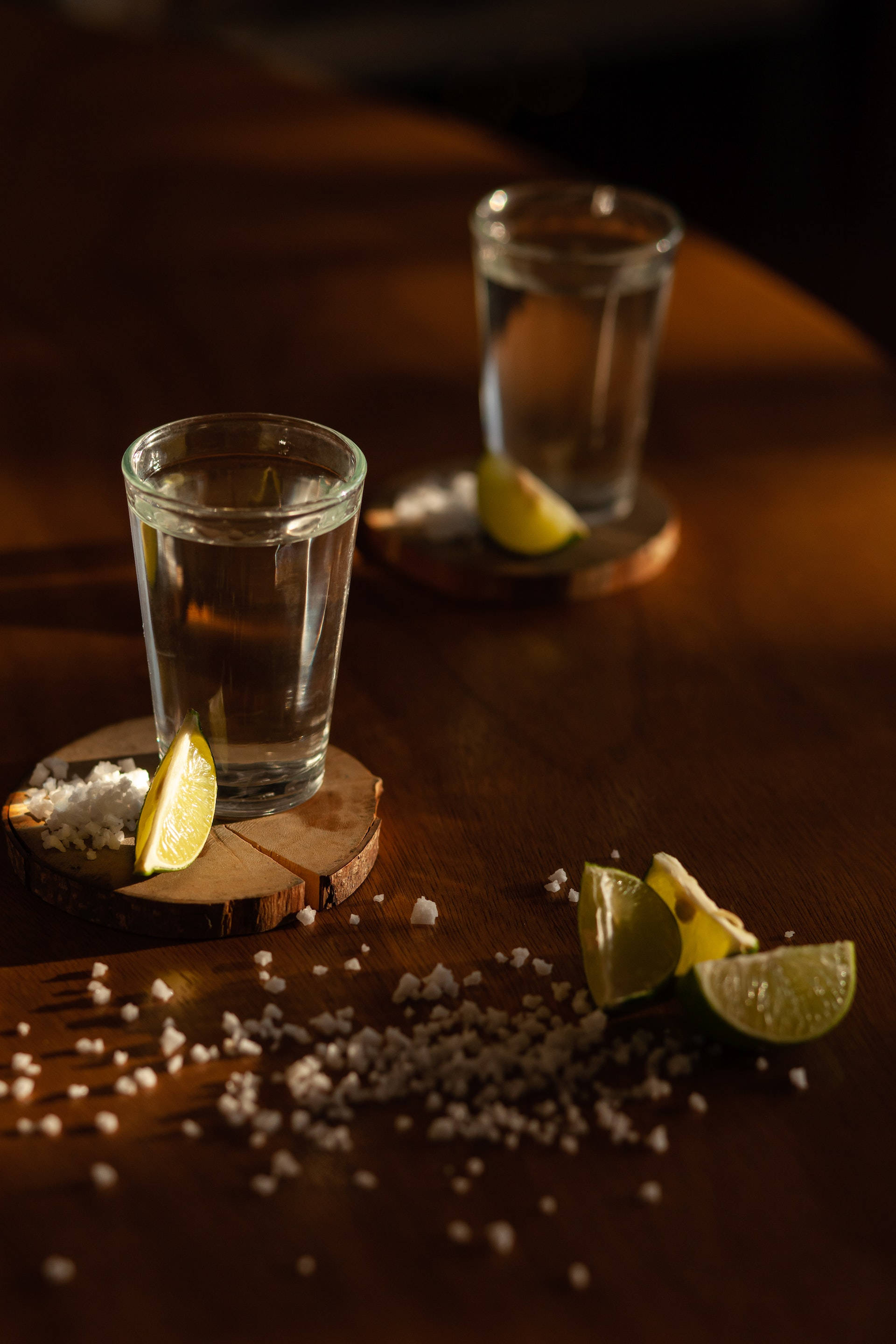 Exquisitos Shots de Tequila Servidos con Limón y Sal Fondos de pantalla