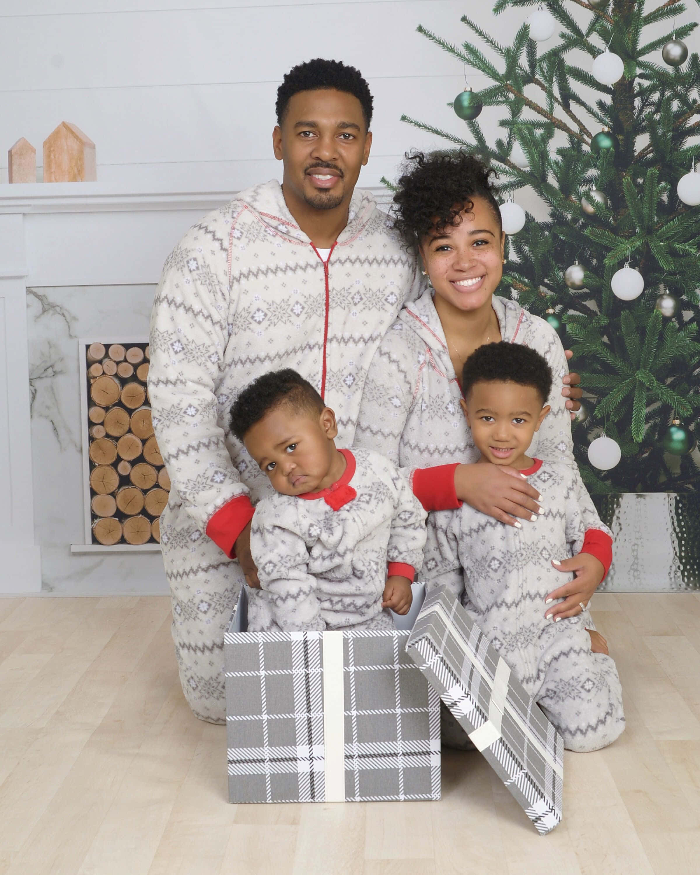 Familia afroamericana en Navidad con regalo Fondos de pantalla