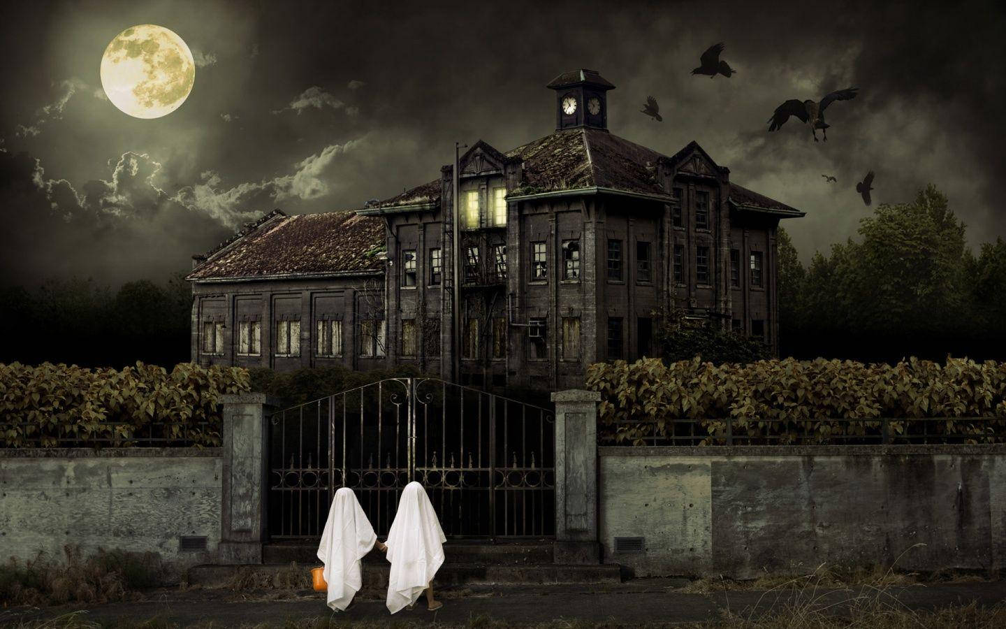 Fantasmas de sábana afuera de la casa embrujada Fondos de pantalla
