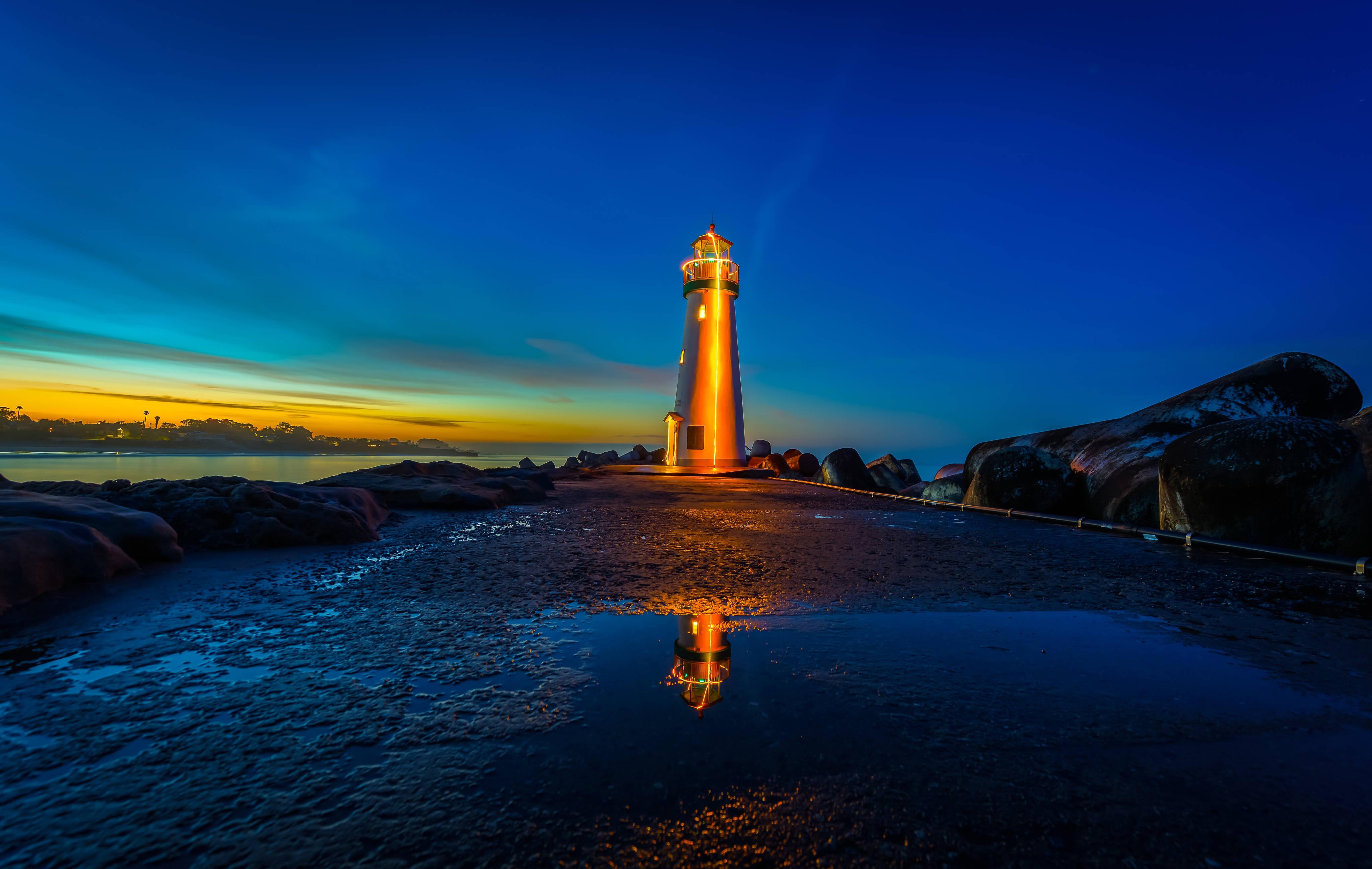 Faro hipnotizante oscuro 4K Fondos de pantalla
