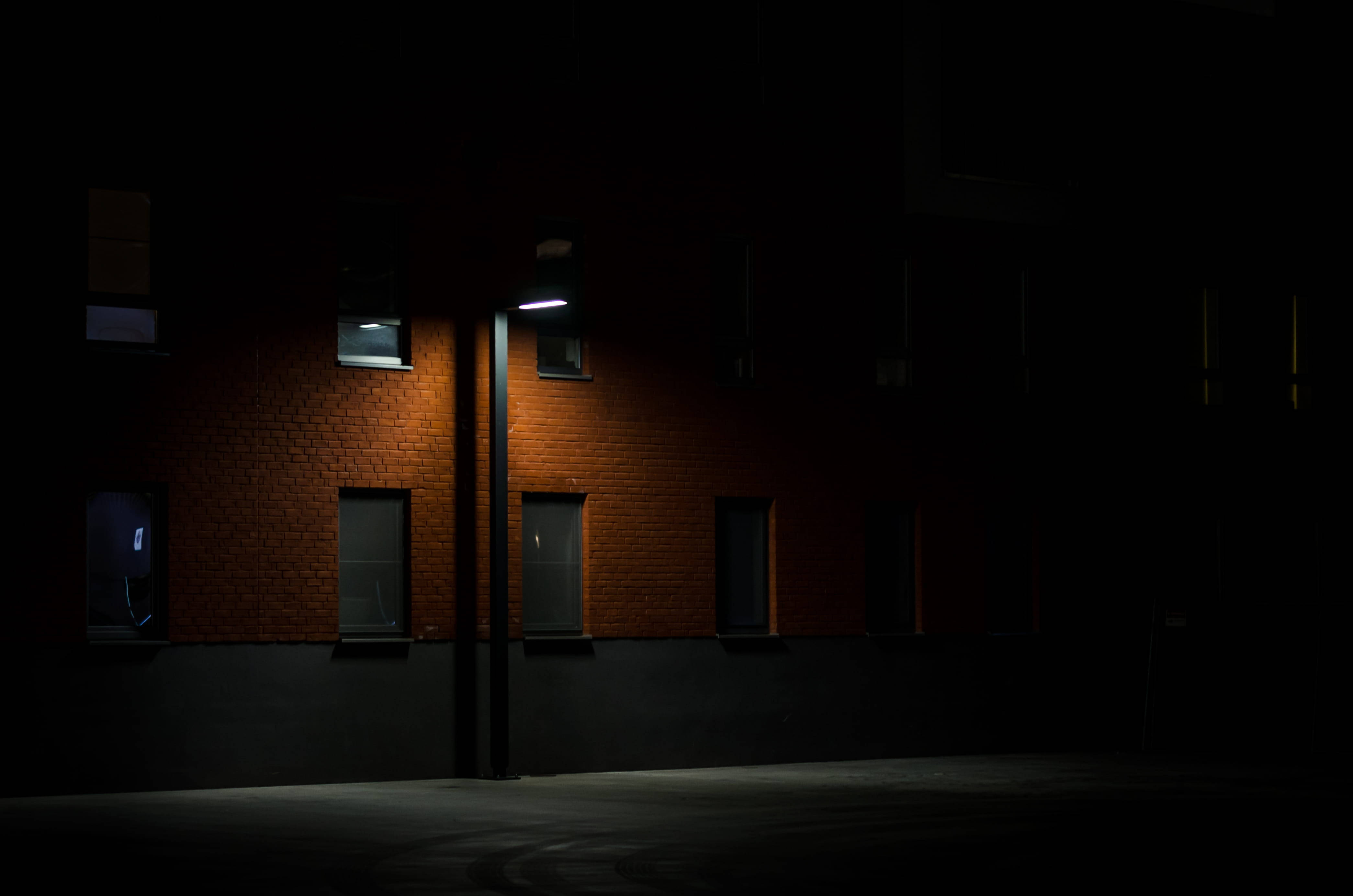 Farola Moderna Oscura 4K Fondos de pantalla