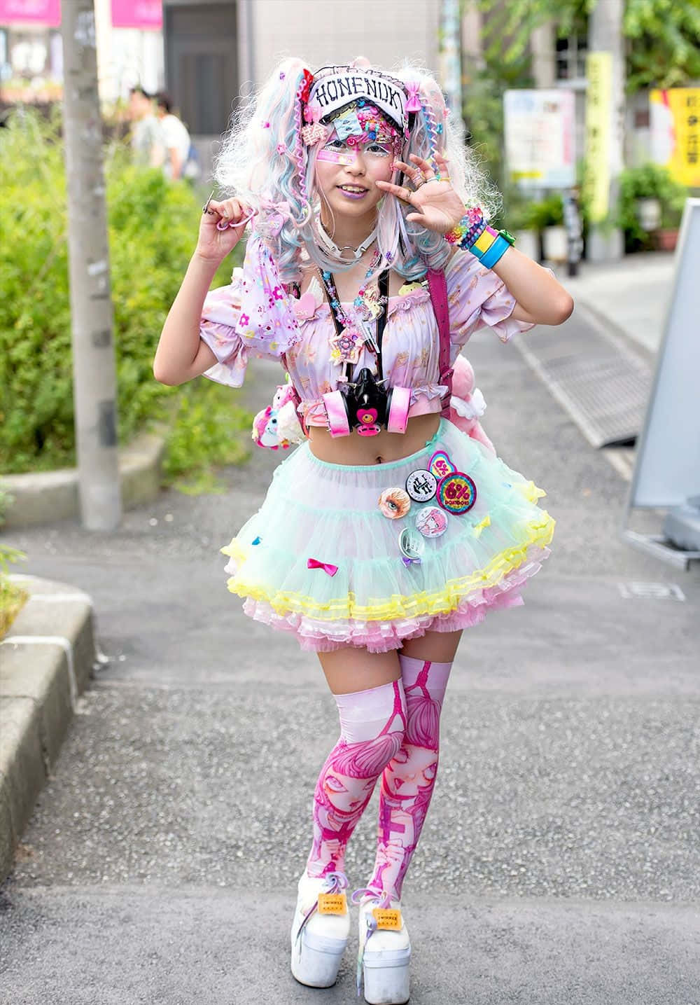 Vibrantes Fashionistas de Harajuku Expresando Individualidad en las Calles de Tokio Fondos de pantalla