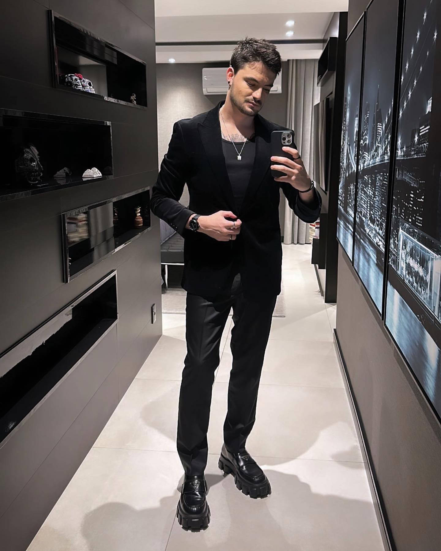 Felipe Neto Elegantemente Vestido de Negro Fondos de pantalla