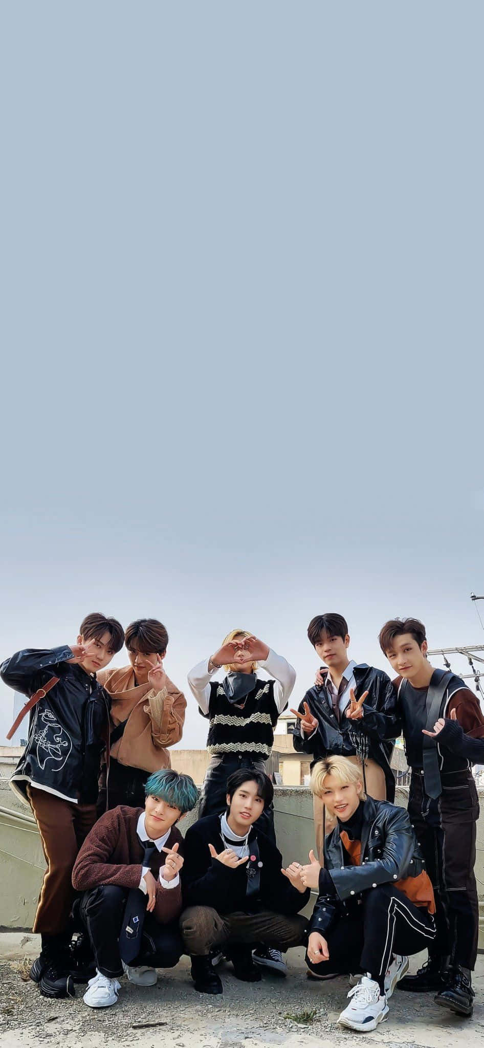 Felix del grupo de K-pop Stray Kids posando con confianza Fondos de pantalla