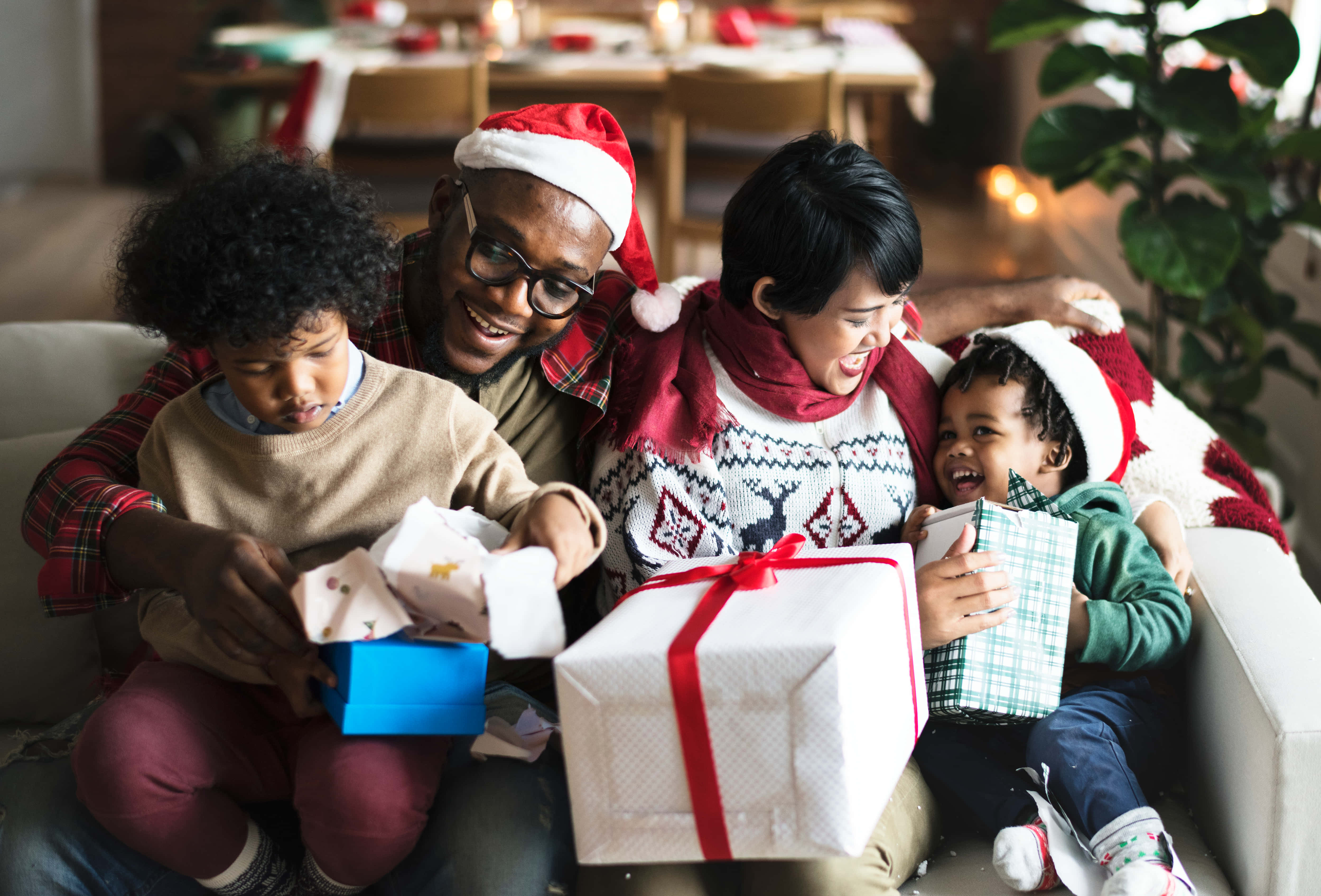 Feliz Navidad de Familia Afroamericana en el Sofá Fondos de pantalla