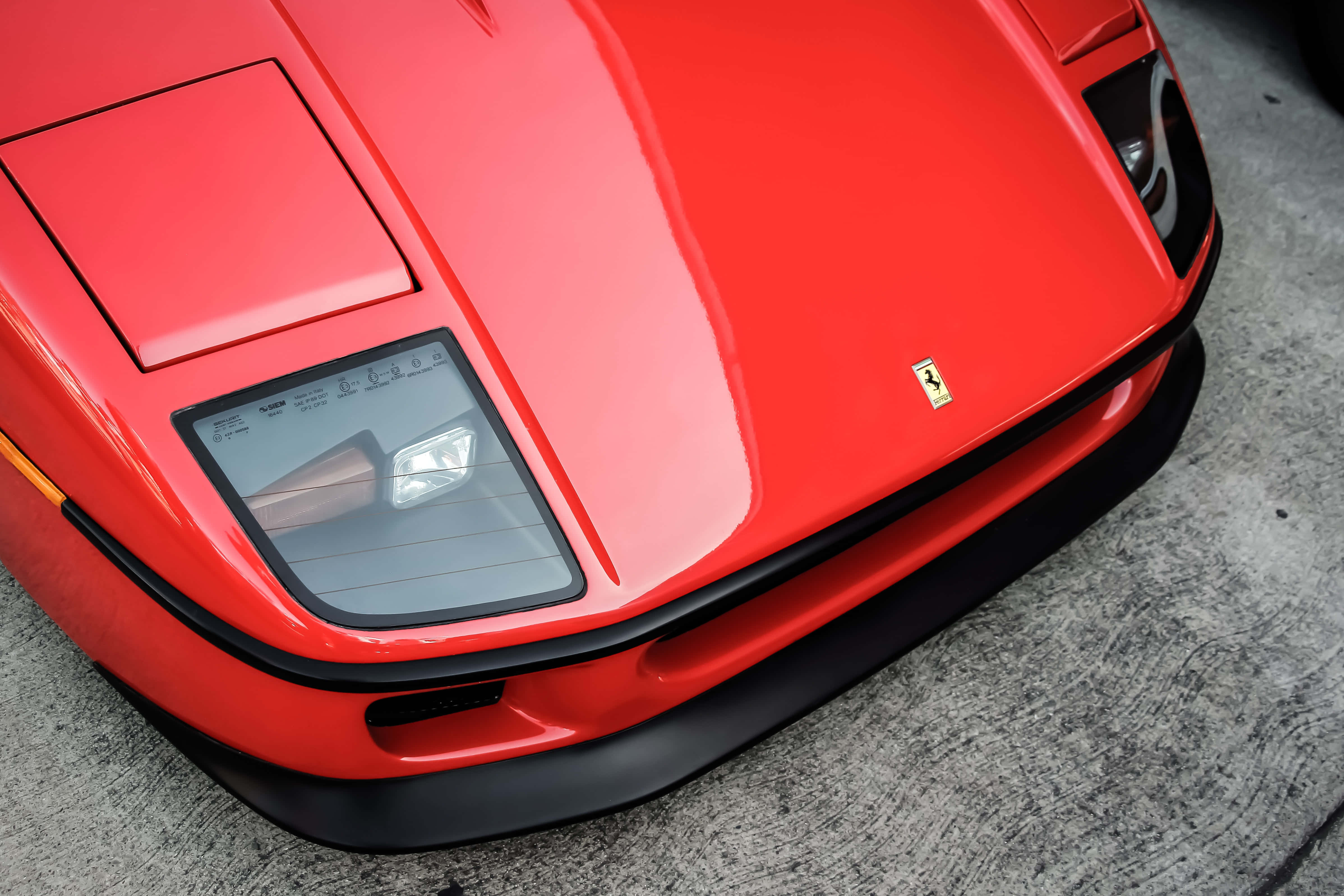 Ferrari rojo en un camino sinuoso con paisaje invernal Fondos de pantalla