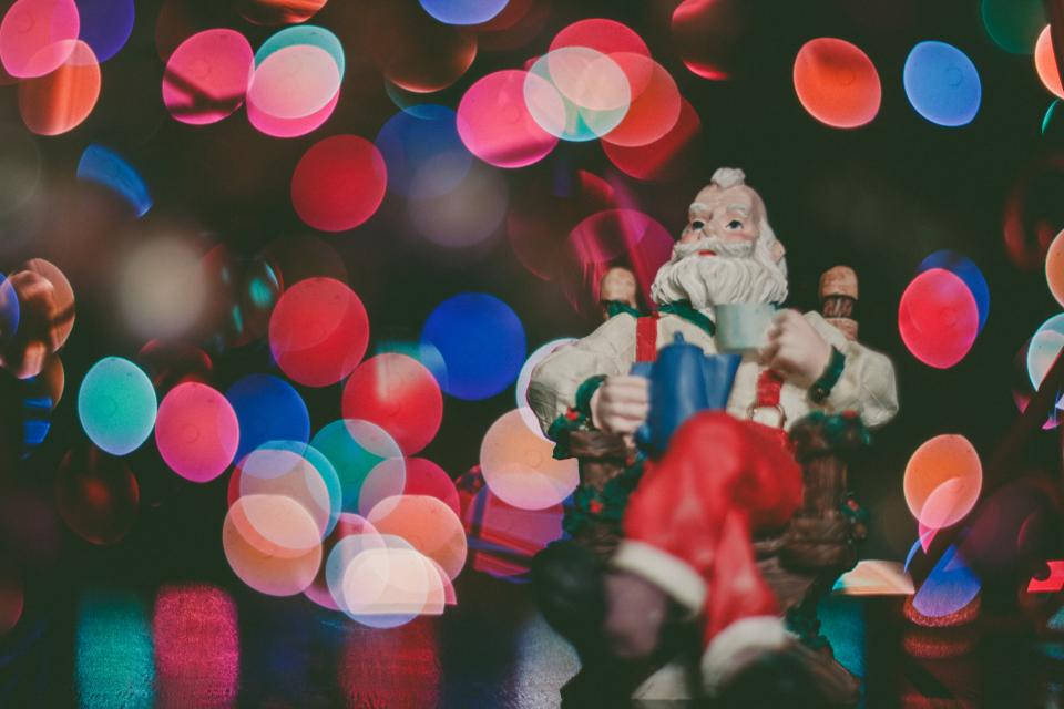 Figurín de Santa Claus y luces navideñas coloridas Fondos de pantalla