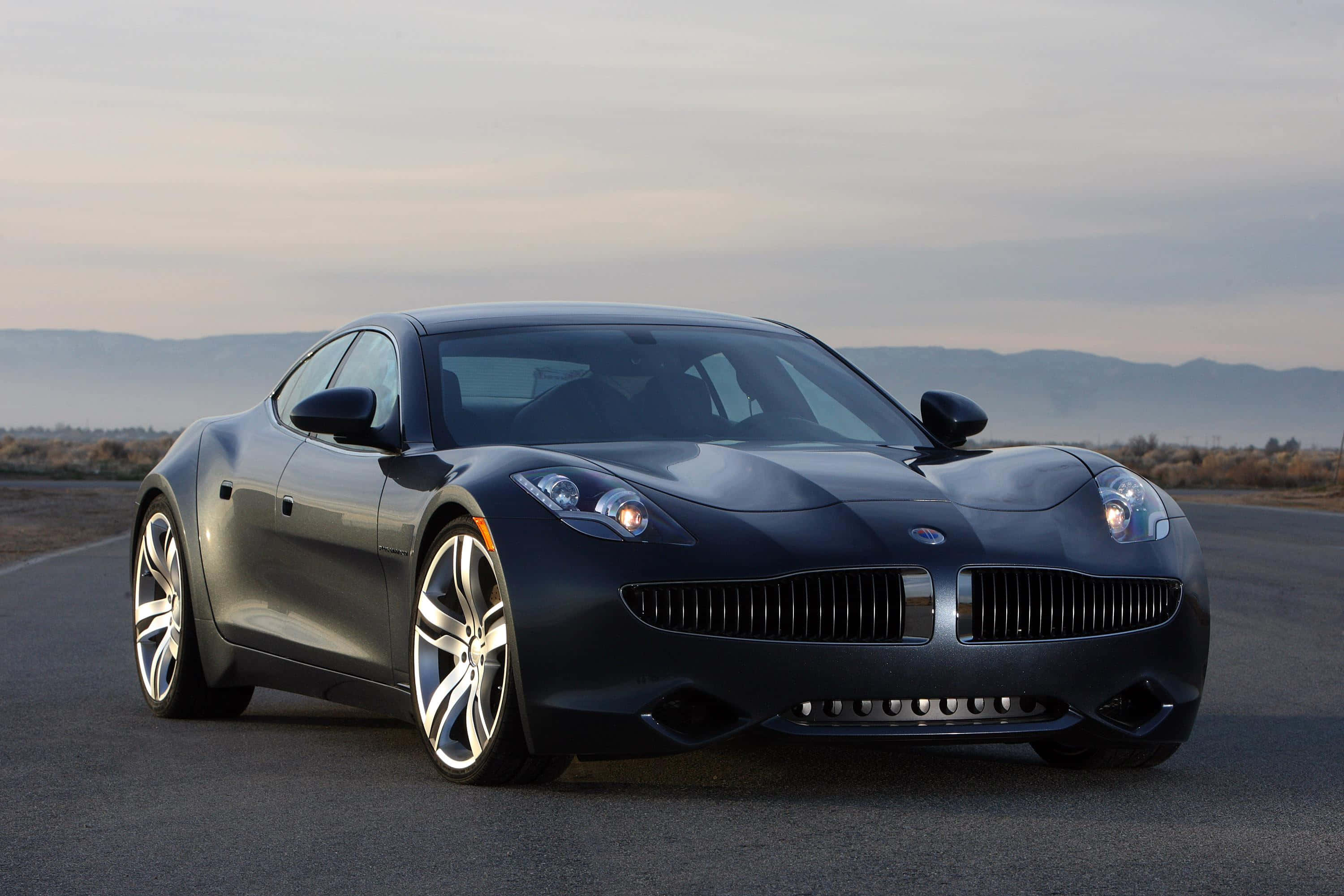 Fisker Karma, un vehículo eléctrico de lujo en un recorrido costero escénico. Fondos de pantalla