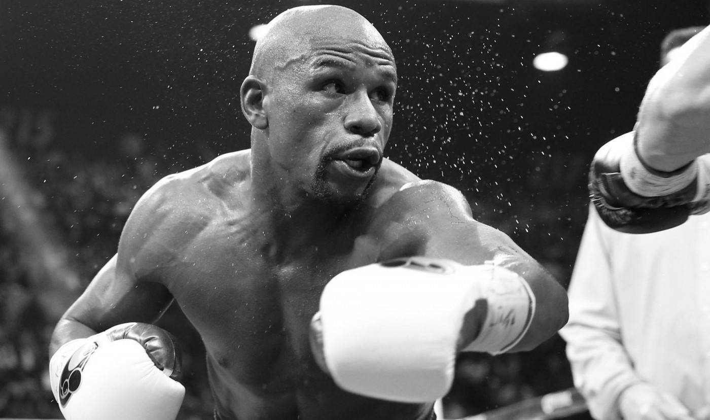 Floyd Mayweather en blanco y negro lanzando un golpe Fondos de pantalla