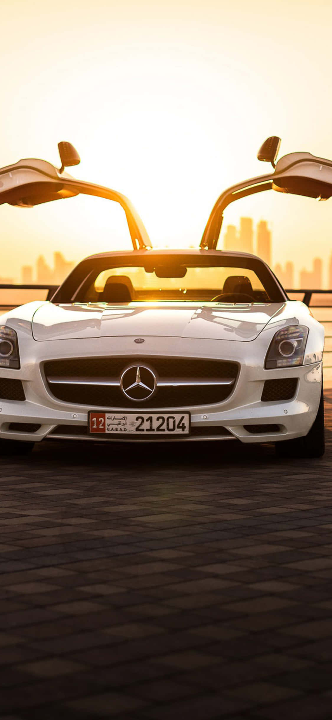 Fondo Blanco de Puertas de Ala de Mercedes AMG para iPhone Xs Fondos de pantalla