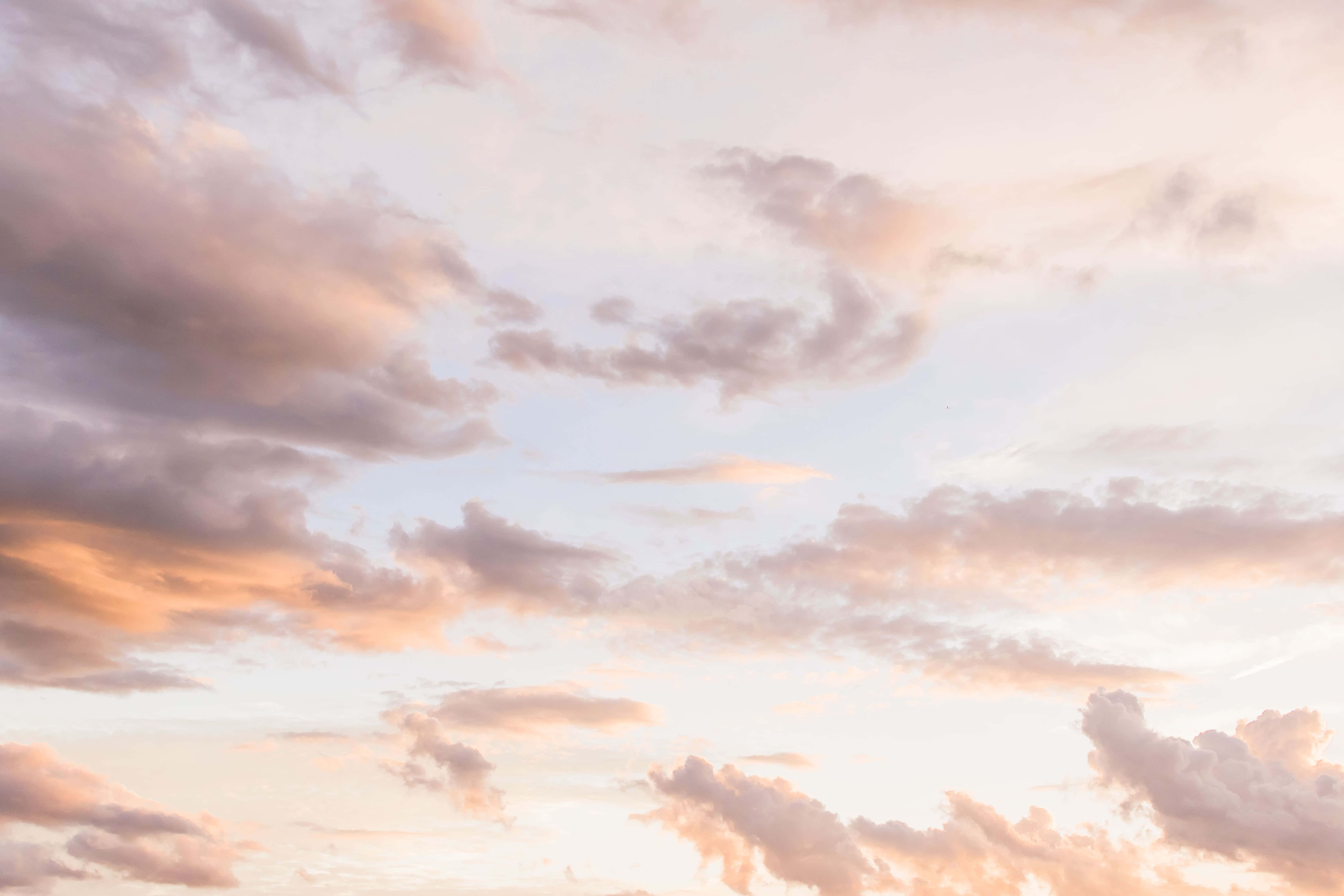 Fondo blanco pastel con cielo estético Fondos de pantalla
