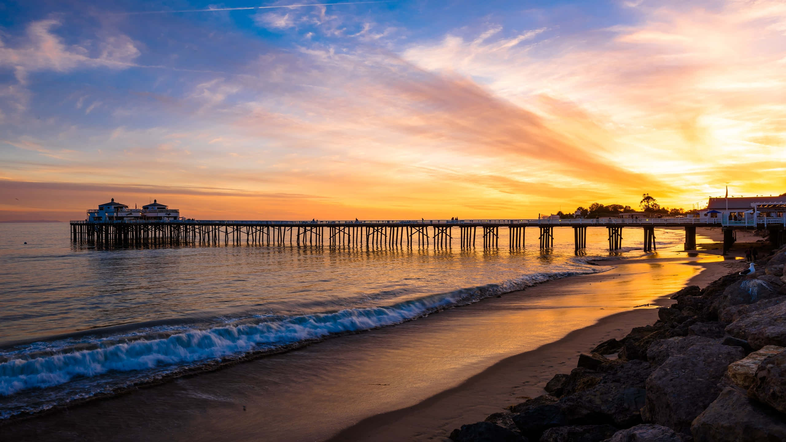 Fondo de atardecer dorado en el muelle de Malibú en 1440p Fondos de pantalla