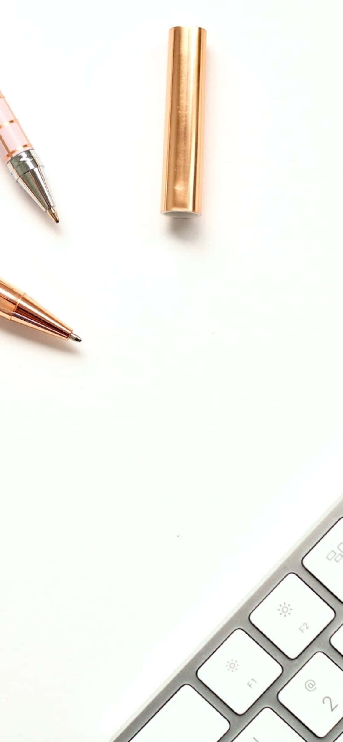 Fondo de escritorio para iPhone X: plumas doradas junto al teclado Fondos de pantalla