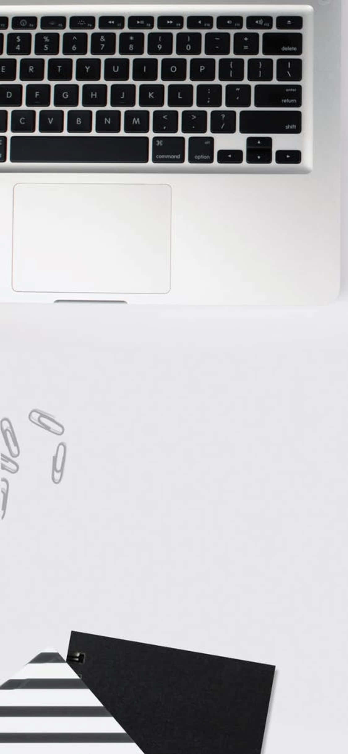 Escritorio con laptop y clips para iPhone X Fondos de pantalla